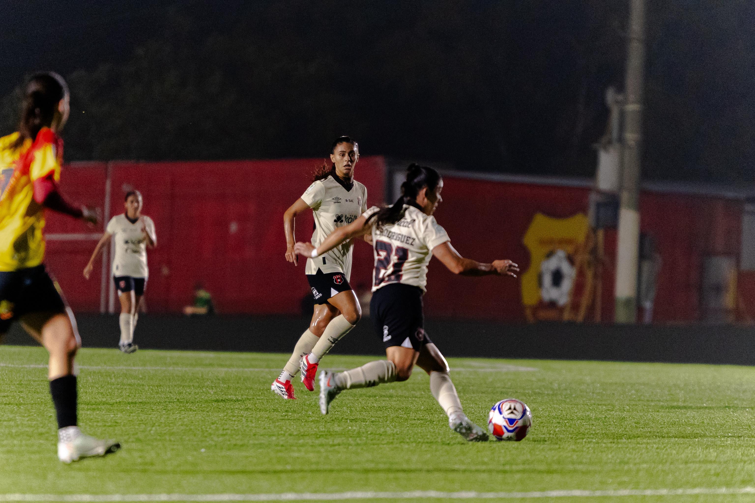 Lixy Rodríguez y Fabiola Villalobos jugaron en el triunfo de Liga Deportiva Alajuelense contra Herediano.