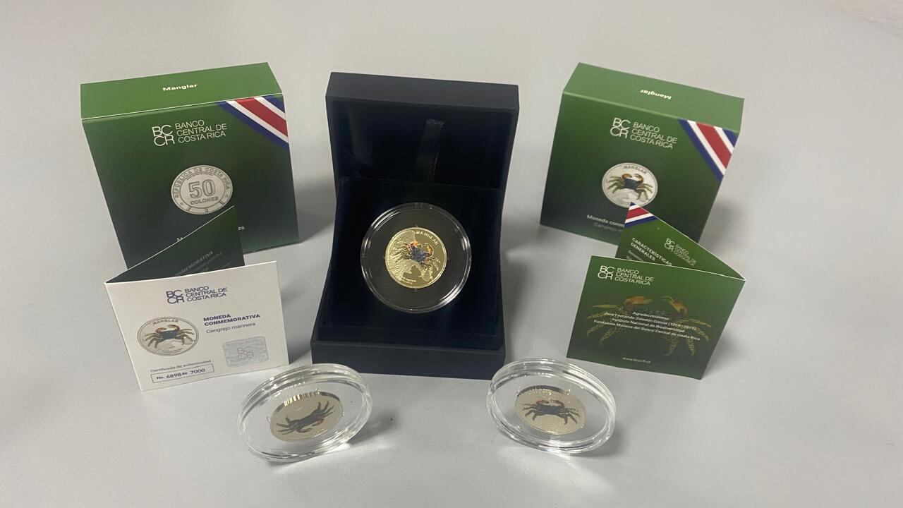 Moneda coleccionable de ¢50 del Banco Central de Costa Rica con la imagen del cangrejo marinera, representativa del ecosistema de manglar, parte de la serie Fauna de los Ecosistemas.
