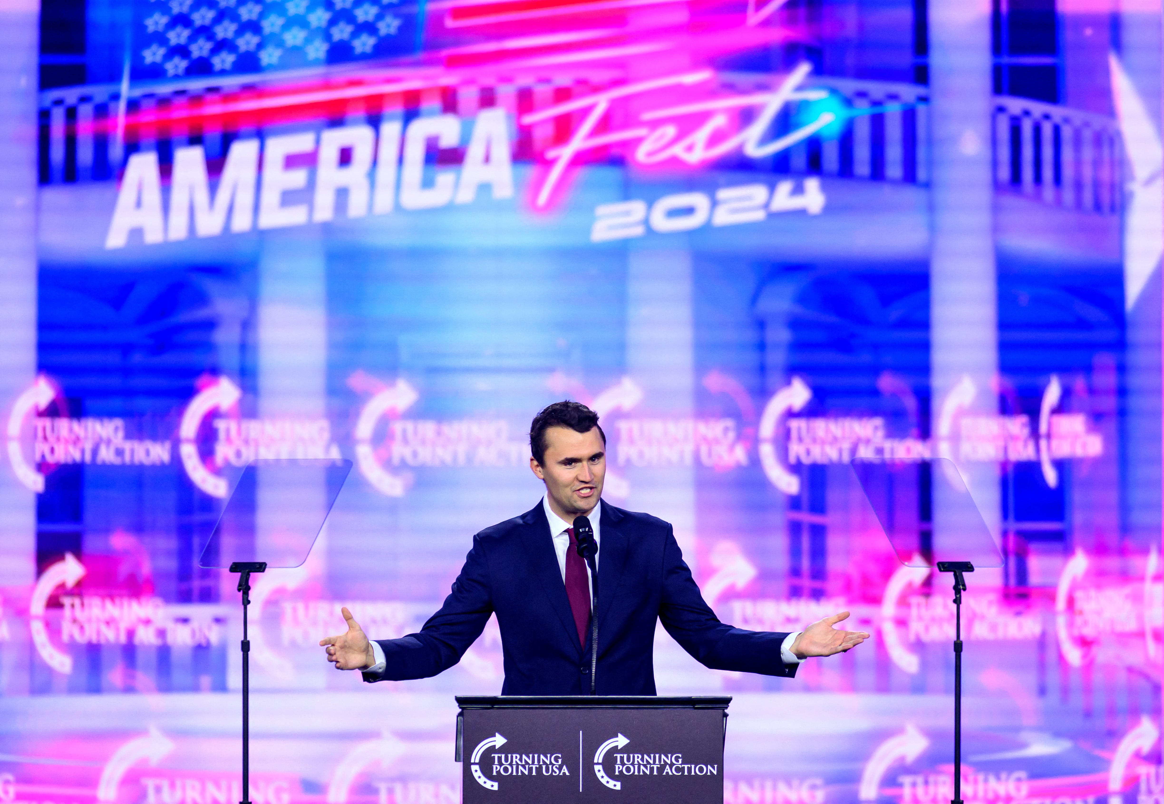 Charlie Kirk, presidente y fundador de Turning Point USA, habla durante el AmericaFest 2024 anual de Turning Point en Phoenix, Arizona, el 22 de diciembre de 2024.