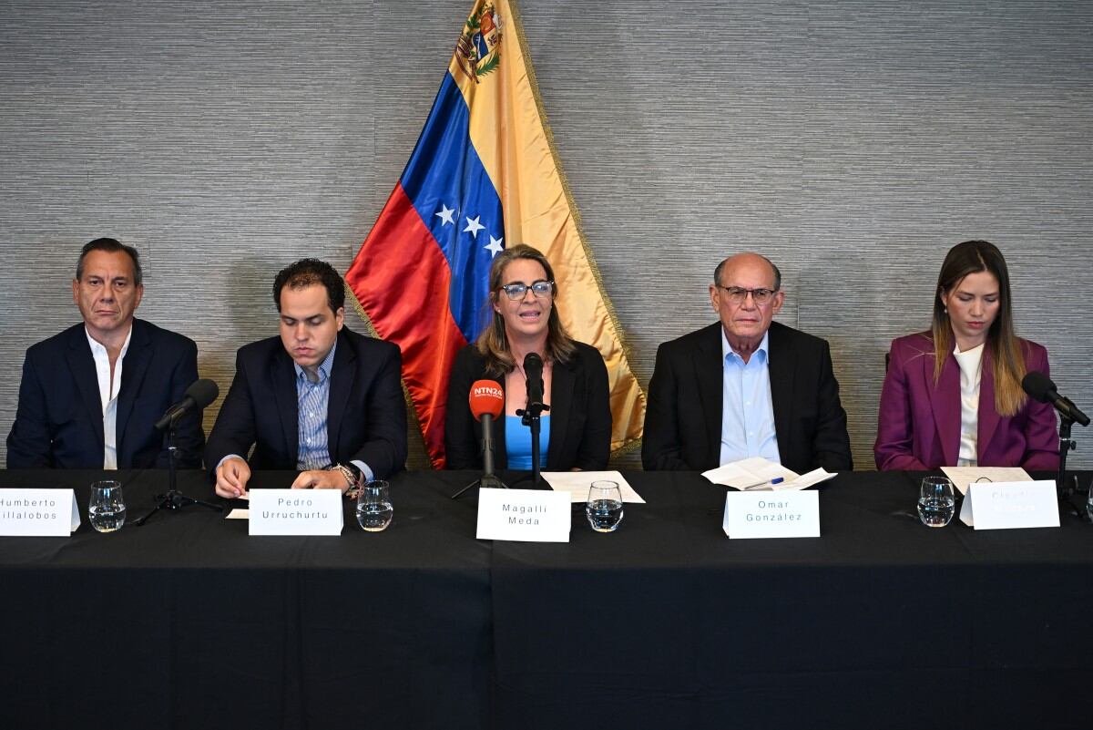 Humberto Villalobos, Pedro Urruchurtu, Magallí Meda, Omar González y Claudia Macero —cinco figuras de la oposición venezolana— ofrecen una conferencia de prensa en Washington D. C., el 24 de mayo de 2025, tras pasar más de un año bajo confinamiento forzado en la embajada de Argentina en Caracas. El grupo llegó a Estados Unidos luego de una operación de “rescate”, según anunció el secretario de Estado Marco Rubio el 20 de mayo. (Foto de Alex Wroblewski / AFP)