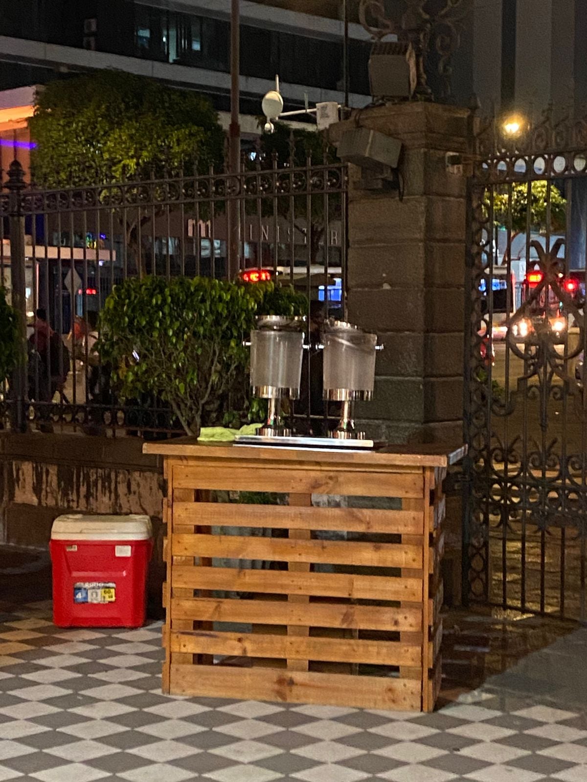 Según el director del Teatro, "se cambió el mostrador como debió estar desde el inicio".