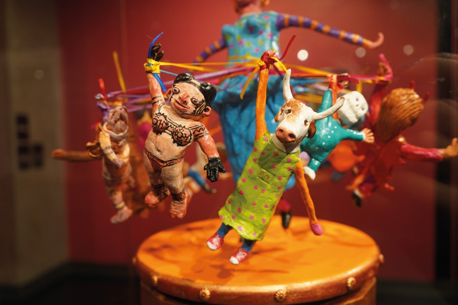 Sussy Vargas creó la instalación 'Fiesta', utilizando elementos de las mascaradas tradicionales, para la exposición '¡Por la fiesta! en el Museo del Jade, en San José.