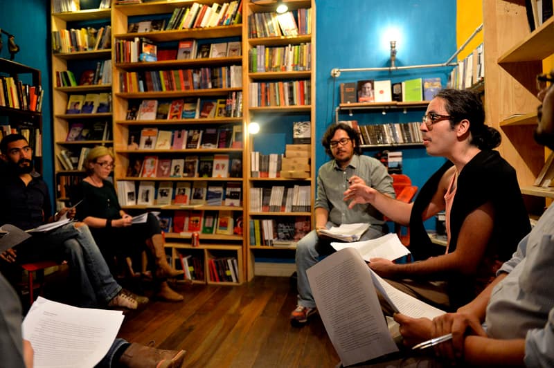 Colectivo. Un taller incluye actividades de lectura en voz alta, discusión del estilo, la intención y la obra de los escritores. Asimismo, los asistentes reciben consejos sobre cómo mejorar sus propios trabajos y tienen la oportunidad de recibir opinión sobre sus creaciones. Melissa Fernández.
