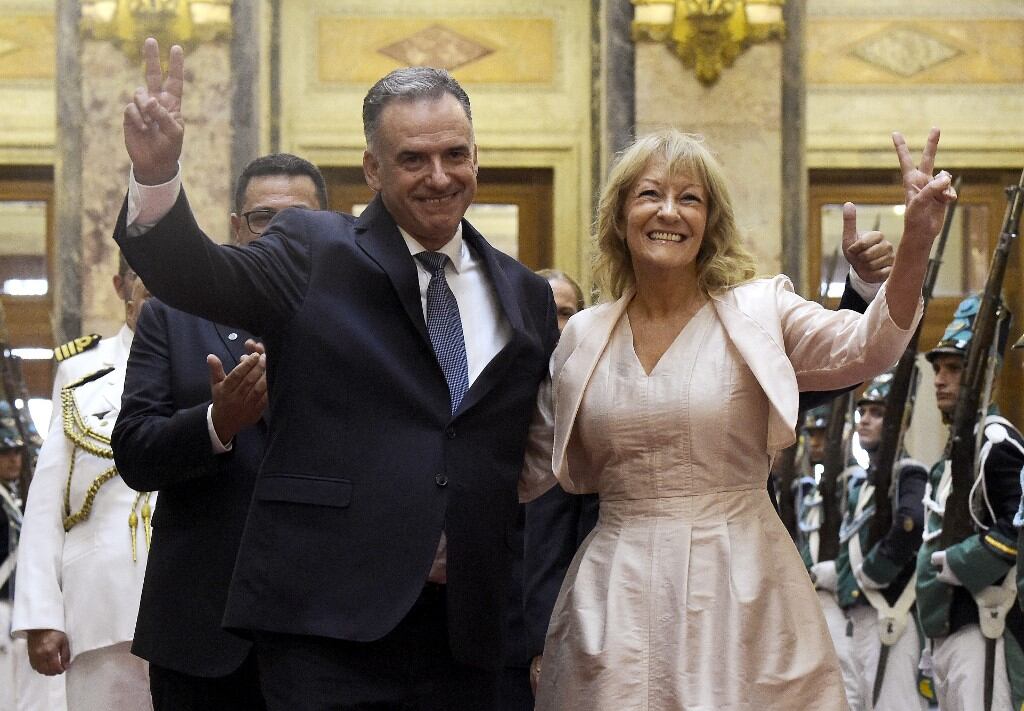 AFP Photo
Referencia del documento000_36YY9ZW
SLUGTOPSHOTS - URUGUAY - ORSI - INAUGURATION
Fecha de creación01/03/2025
Ciudad/PaísMontevideo, Uruguay
CréditoDante Fernandez / AFP
Tamaño/píxeles/dpi29,39 Mb / 3846 x 2671 / 300 dpi
URUGUAY-ORSI-INAUGURATION
Uruguay's new President Yamandu Orsi (L) and Vice President Carolina Cosse flash the V-sign for victory as they attend the Ceremony of Constitutional Honor Compromise at the Legislative Palace in Montevideo on March 1, 2025, within the presidential inauguration ceremony. Yamandu Orsi takes office this Saturday as president of Uruguay, picking up the torch from his political godfather, the popular former president Jose "Pepe" Mujica, in the return of the left to power after five years of center-right government.
Dante Fernandez / AFP