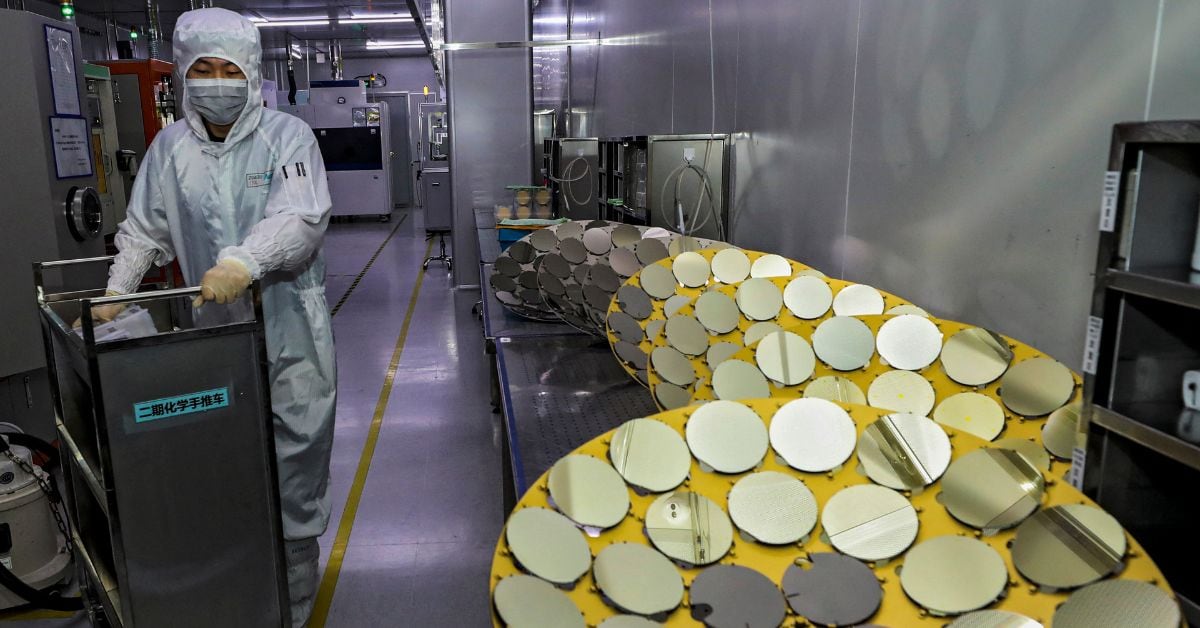 Esta foto tomada el 29 de abril de 2024 muestra a un empleado trabajando en una fábrica de chips semiconductores en Huai'an, en la provincia de Jiangsu, al este de China.