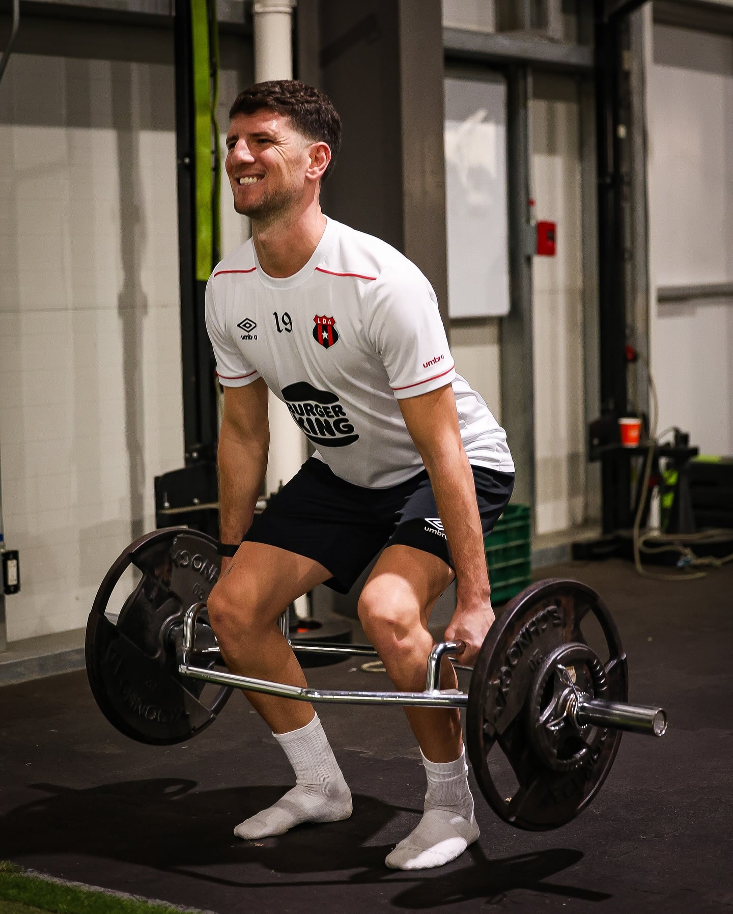 A Alberto Toril y a sus compañeros de Liga Deportiva Alajuelense les toca hacer sesión de pesas en la semana.