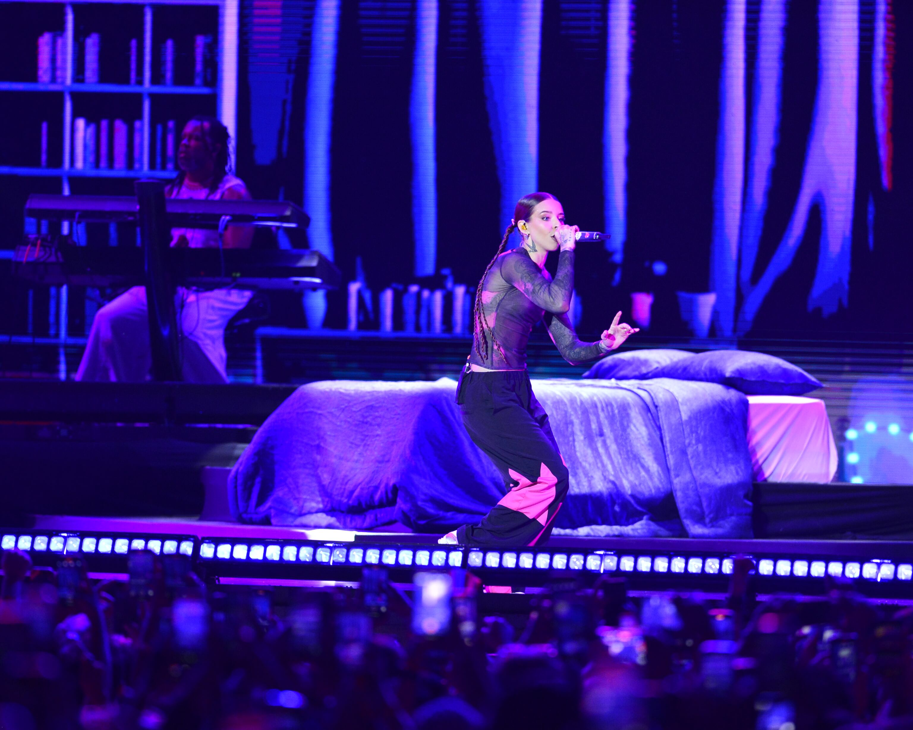 La cantante Young Miko en concierto en Costa Rica.