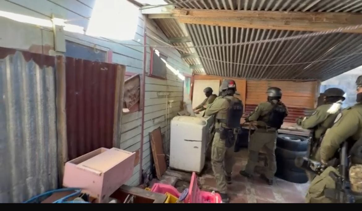 Según el OIJ y la Fiscalía, los Lara obligan a vecinos del sitio conocido como 25 de Julio o Aguantafilo, a ceder sus propiedades para instalar ventas de drogas.