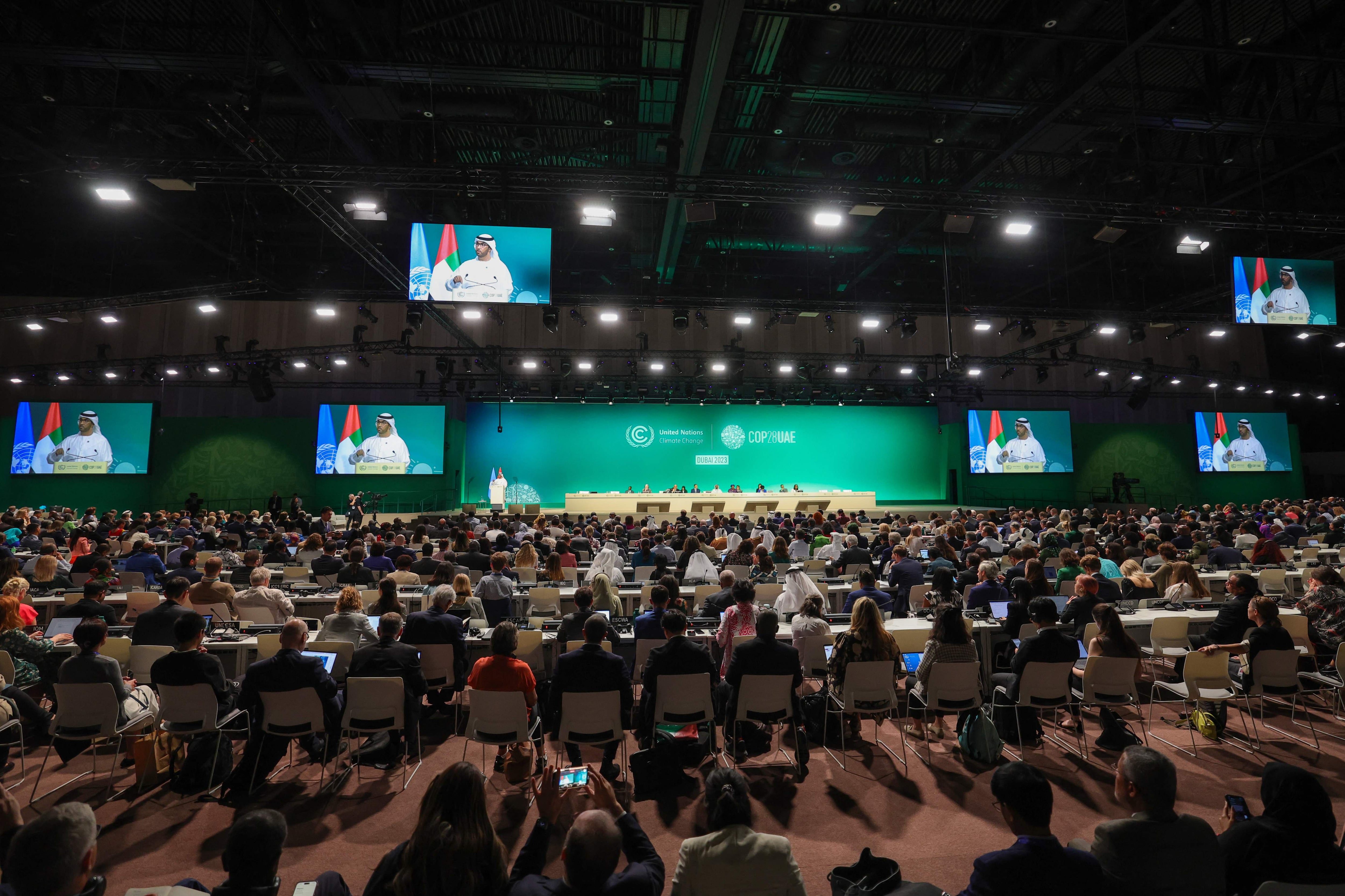El presidente de la COP28, Sultan Ahmed Al Jaber, se separó durante la ceremonia de apertura de la cumbre climática de las Naciones Unidas COP28 en Dubai el 30 de noviembre de 2023. La conferencia sobre el clima de la ONU se inauguró en Dubai el 30 de noviembre con las naciones bajo presión para aumentar la urgencia de la acción sobre el calentamiento global y abandonar los combustibles fósiles, en medio de un intenso escrutinio de los Emiratos Árabes Unidos, anfitriones ricos en petróleo. (Foto de Giuseppe CACACE / AFP)