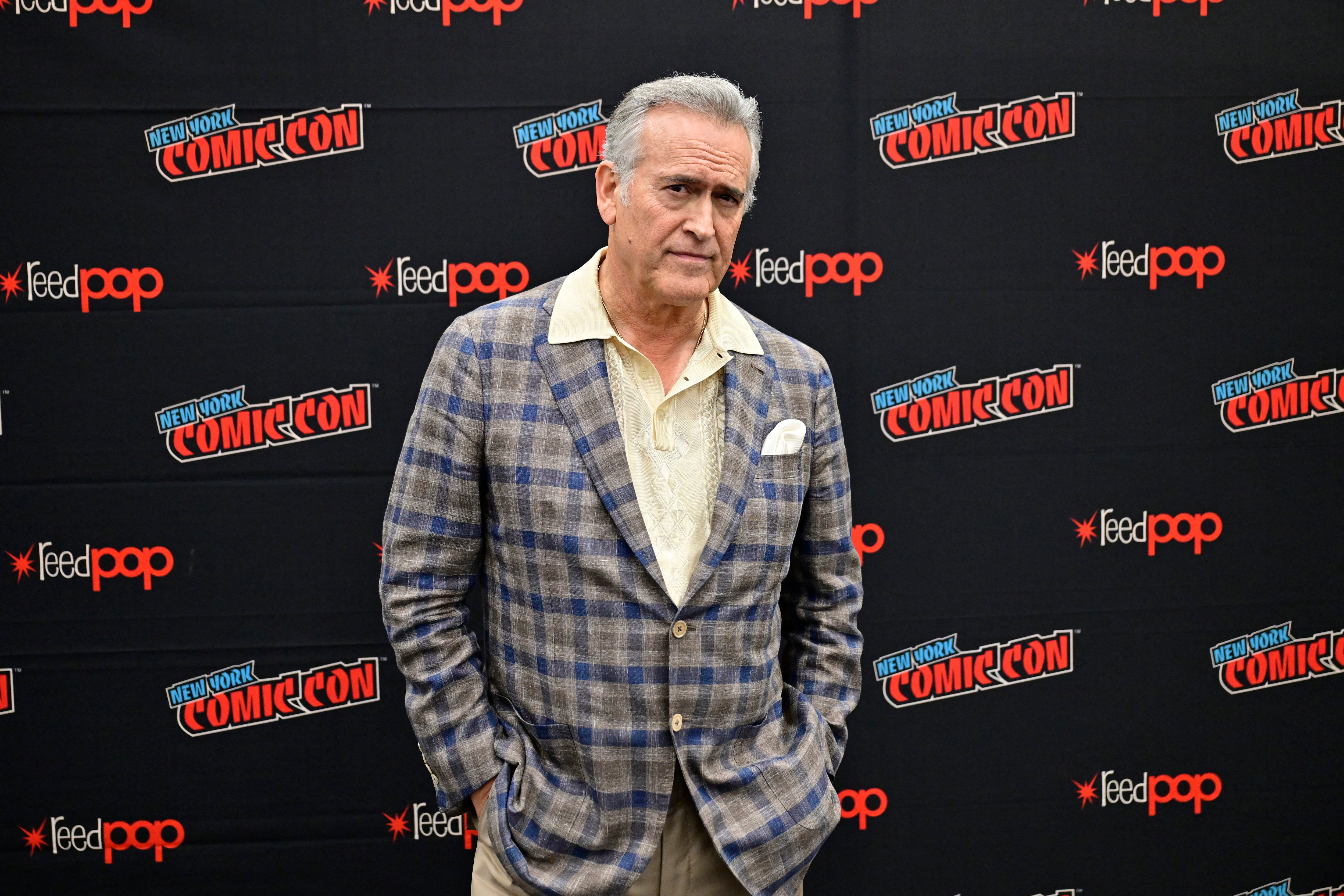 Bruce Campbell asistió a la sala de prensa de Hysteria! durante la Comic Con de Nueva York 2024, el 17 de octubre de 2024.