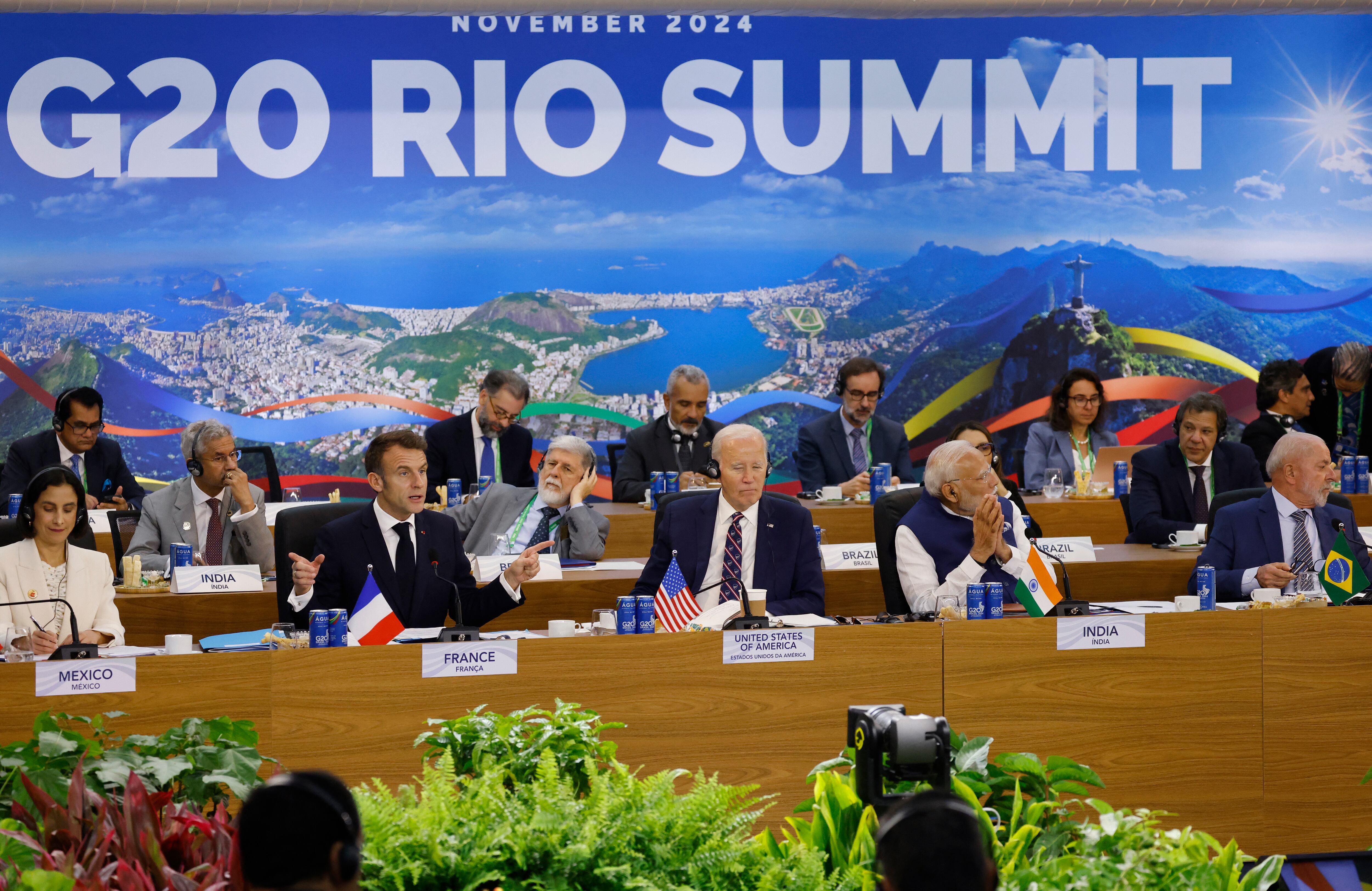 El presidente de Francia, Emmanuel Macron (2.º por la izquierda, primera fila), pronuncia un discurso junto al presidente de Estados Unidos, Joe Biden (centro), el primer ministro de la India, Narendra Modi (2.º por la derecha), y el presidente de Brasil, Luiz Inácio Lula da Silva (derecha), durante la tercera sesión de la reunión de líderes del G20 en Río de Janeiro.