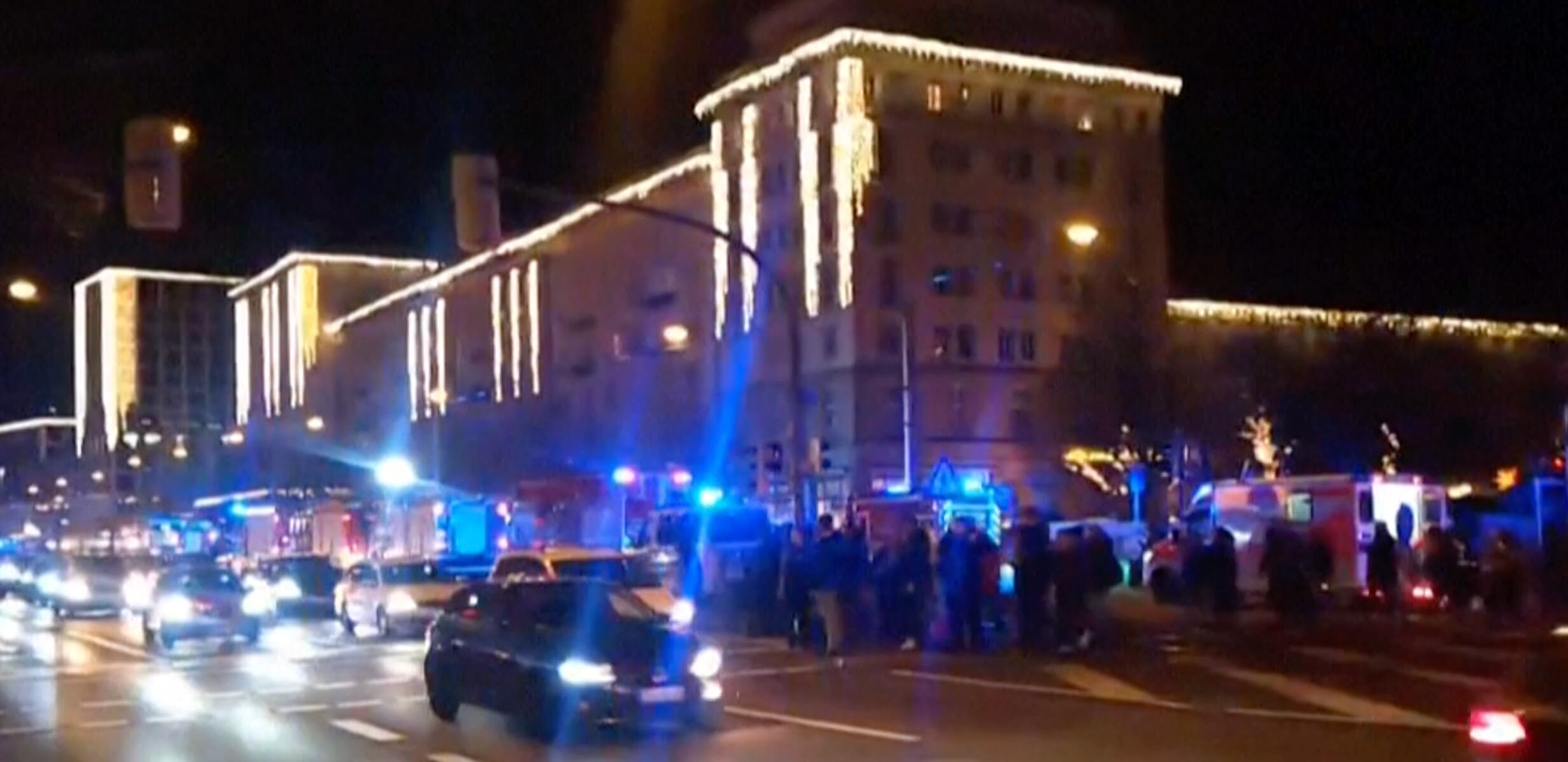 Vehículos de emergencia y socorristas en el sitio del ataque en un mercado de Navidad en Magdeburgo, Alemania, durante la noche del 20 de diciembre de 2024. El ataque dejó decenas de heridos y generó conmoción nacional.