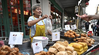 Bangkok regula puestos callejeros y amenaza tradición gastronómica
