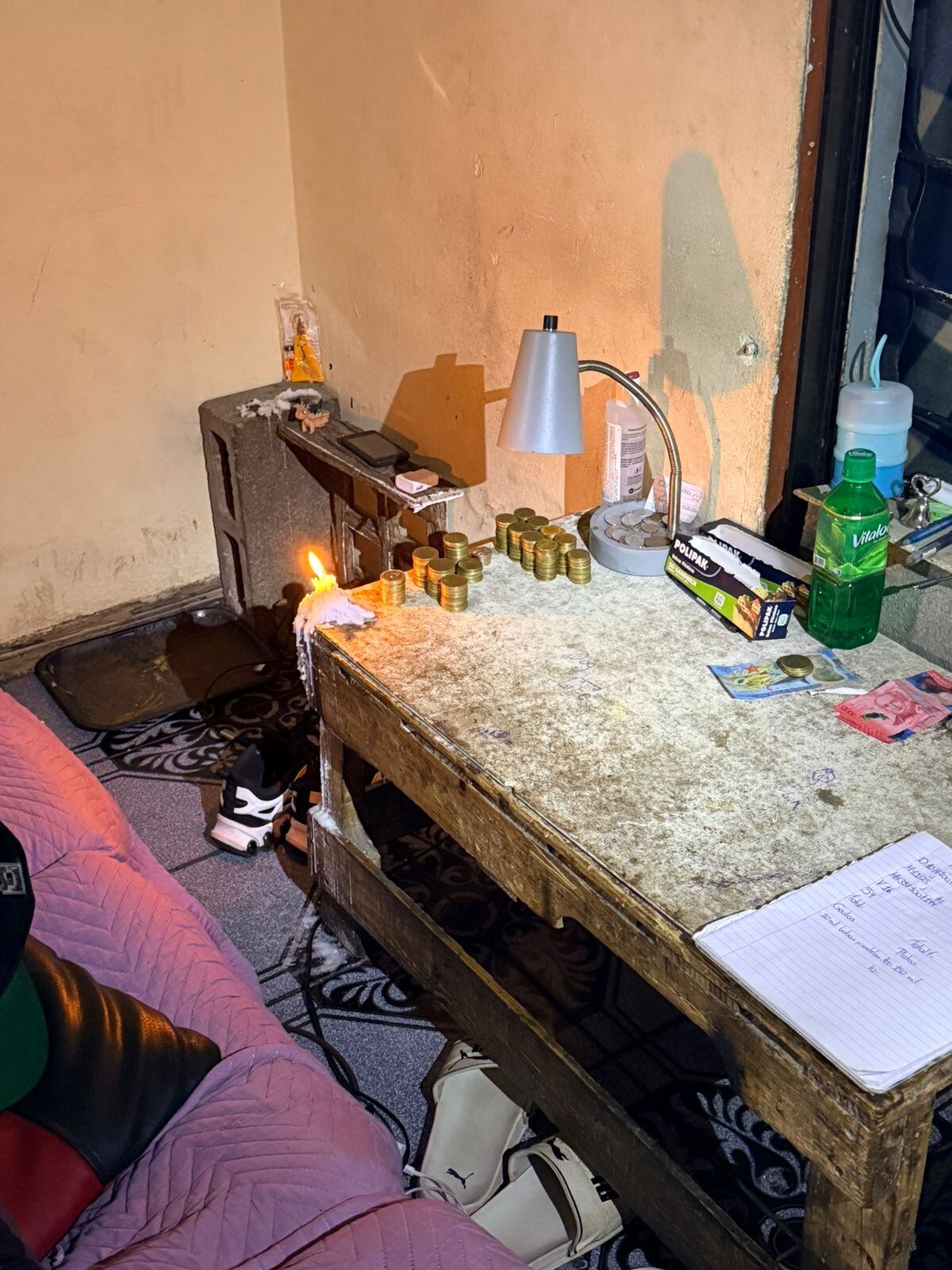 Una candelita para poder dar los vueltos en la oscuridad, pues en el búnker no hay electricidad.