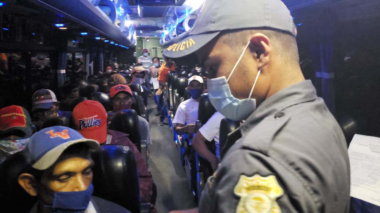 El primer grupo de recolectores nicaragüenses fue sometido a todos los controles de salud y migratorios acordados con el Gobierno, a su llegada a Peñas Blancas. Foto: Cortesia Icafé