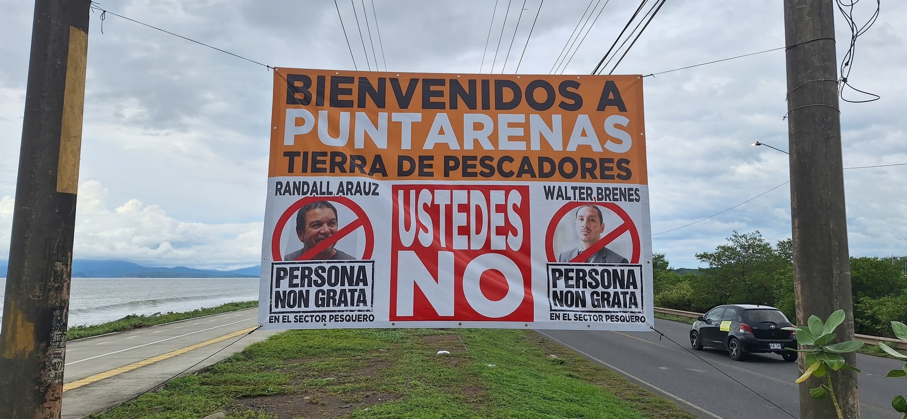 Valla colocada en la entrada de Puntarenas declara “non gratos” a los ambientalistas Randall Arauz y Walter Brenes, lo que provocó el rechazo de más de 30 organizaciones sociales y ambientales en Costa Rica. Fotografía: