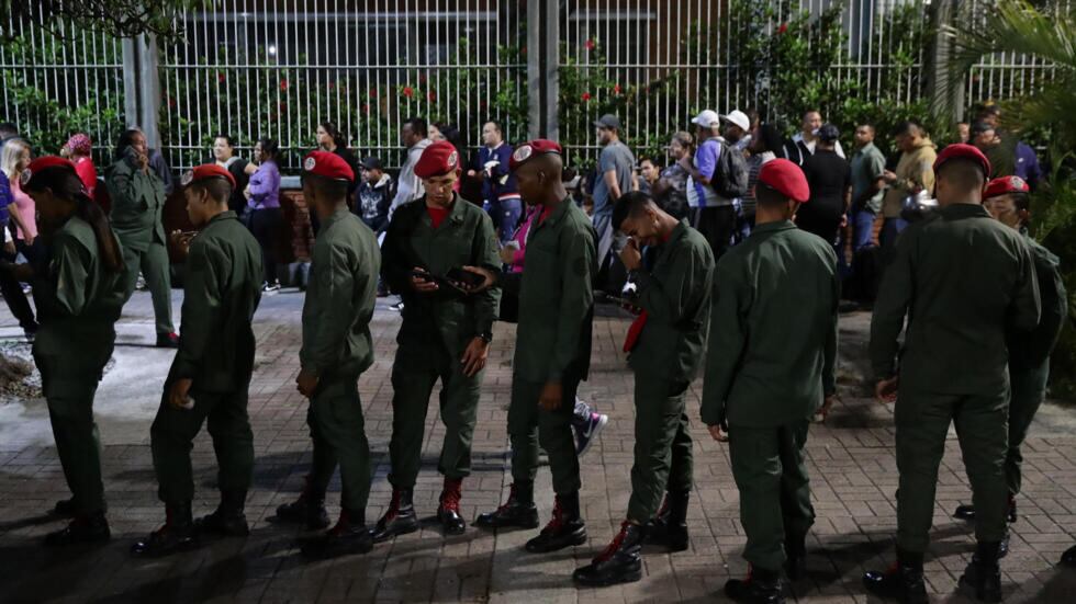 Desde la noche de este sábado miles de venezolanas y venezolanos hacían colas en lo centros de votación de la capital y del interior del país, en su mayoría, para votar muy temprano este domingo.