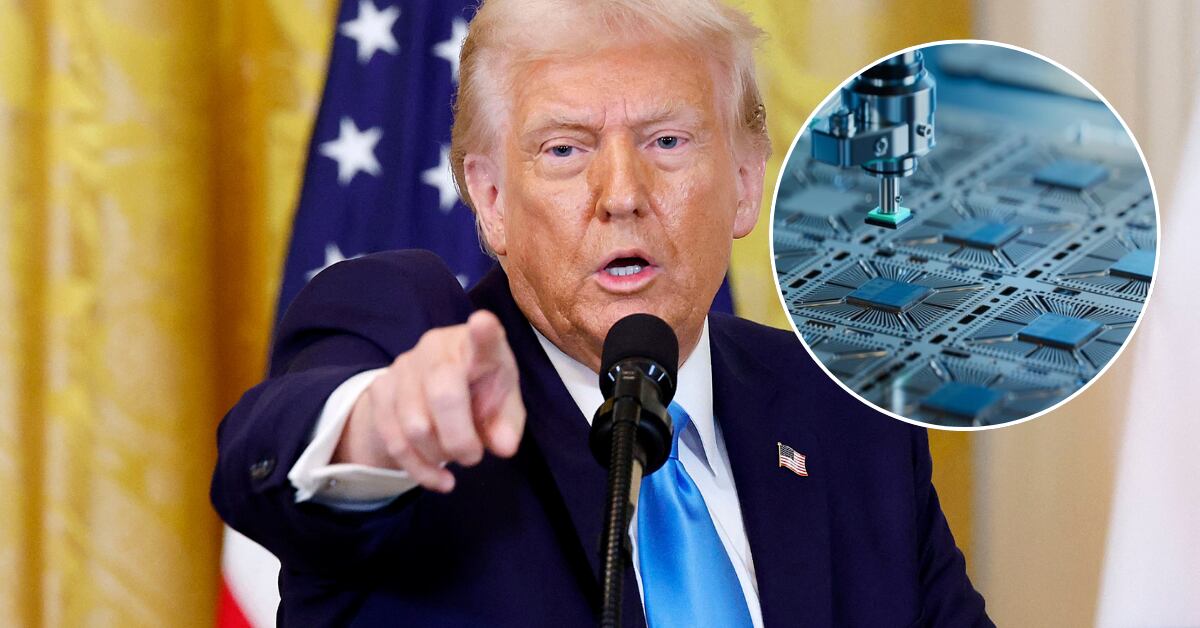 Donald Trump, expresidente de Estados Unidos, en conferencia de prensa, con la bandera estadounidense de fondo.