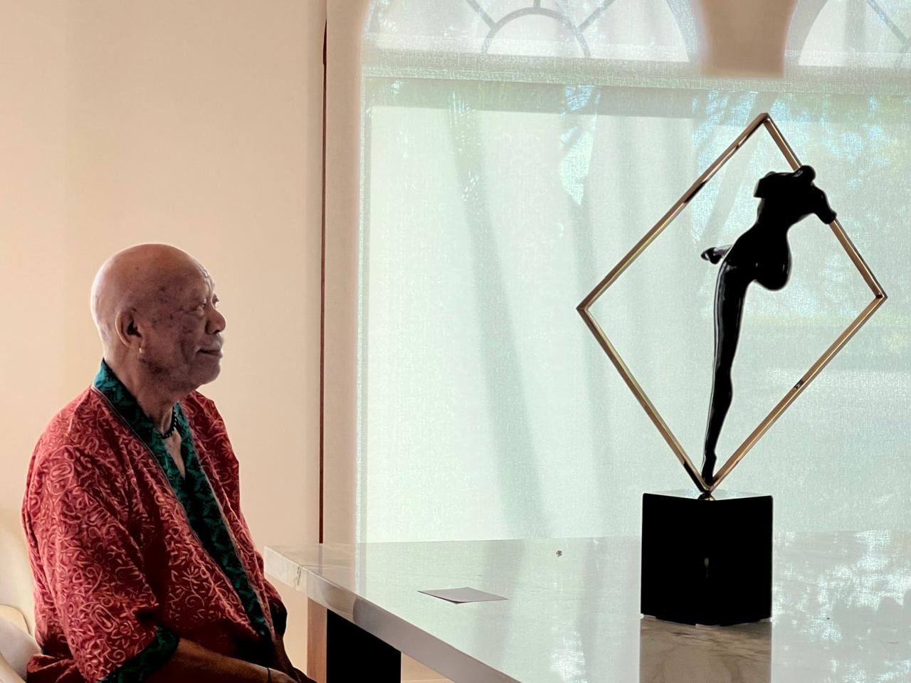 Morgan Freeman quedó "flechado" por el talento de la escultora Sandra Rubinstein. Pieza de arte costarricense viaja a casa de mega estrella