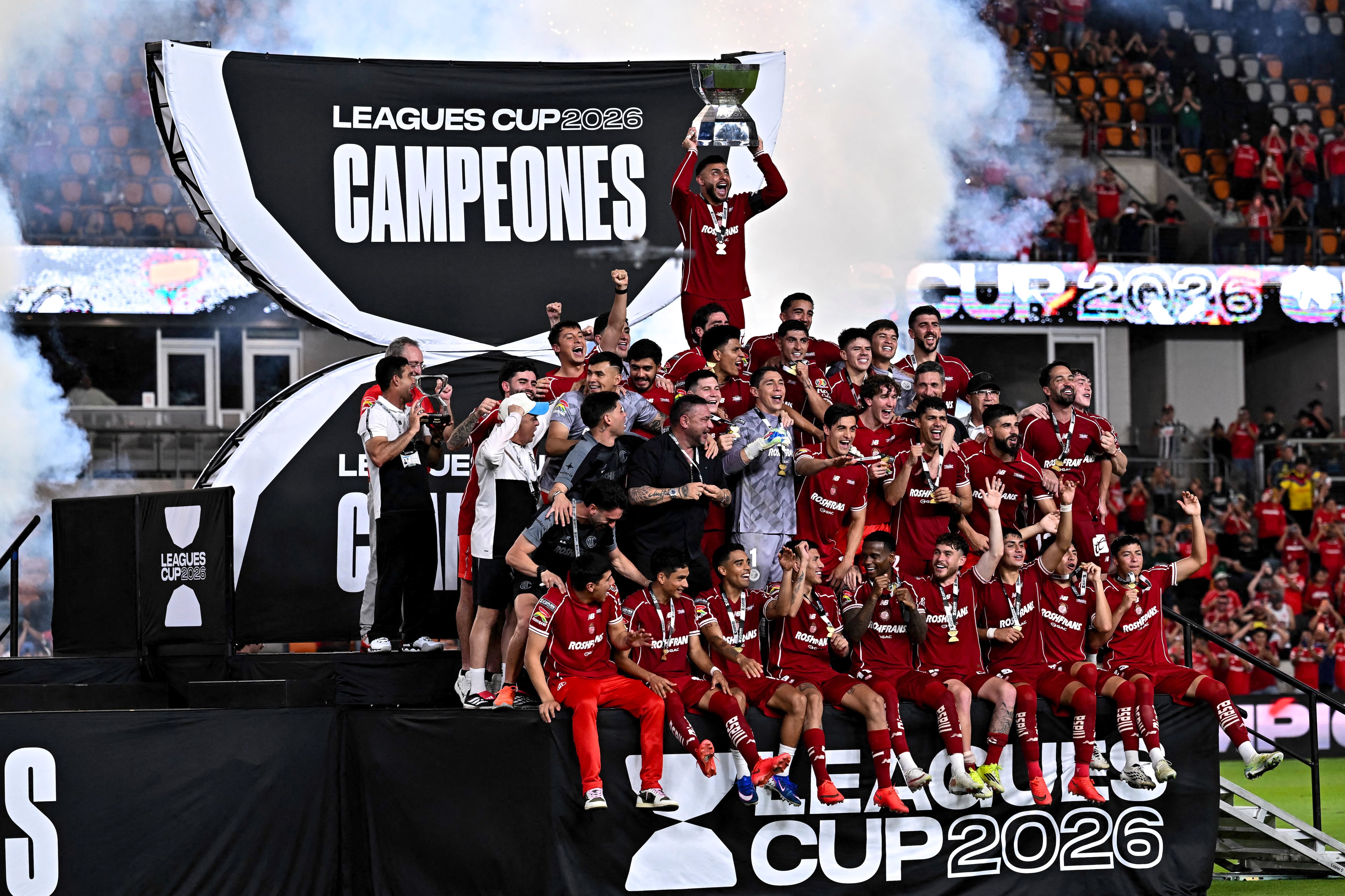 Alexis Vega, de Toluca, levanta el trofeo de la Leagues Cup en el Shell Energy Stadium, tras vencer en la final al Monterrey.