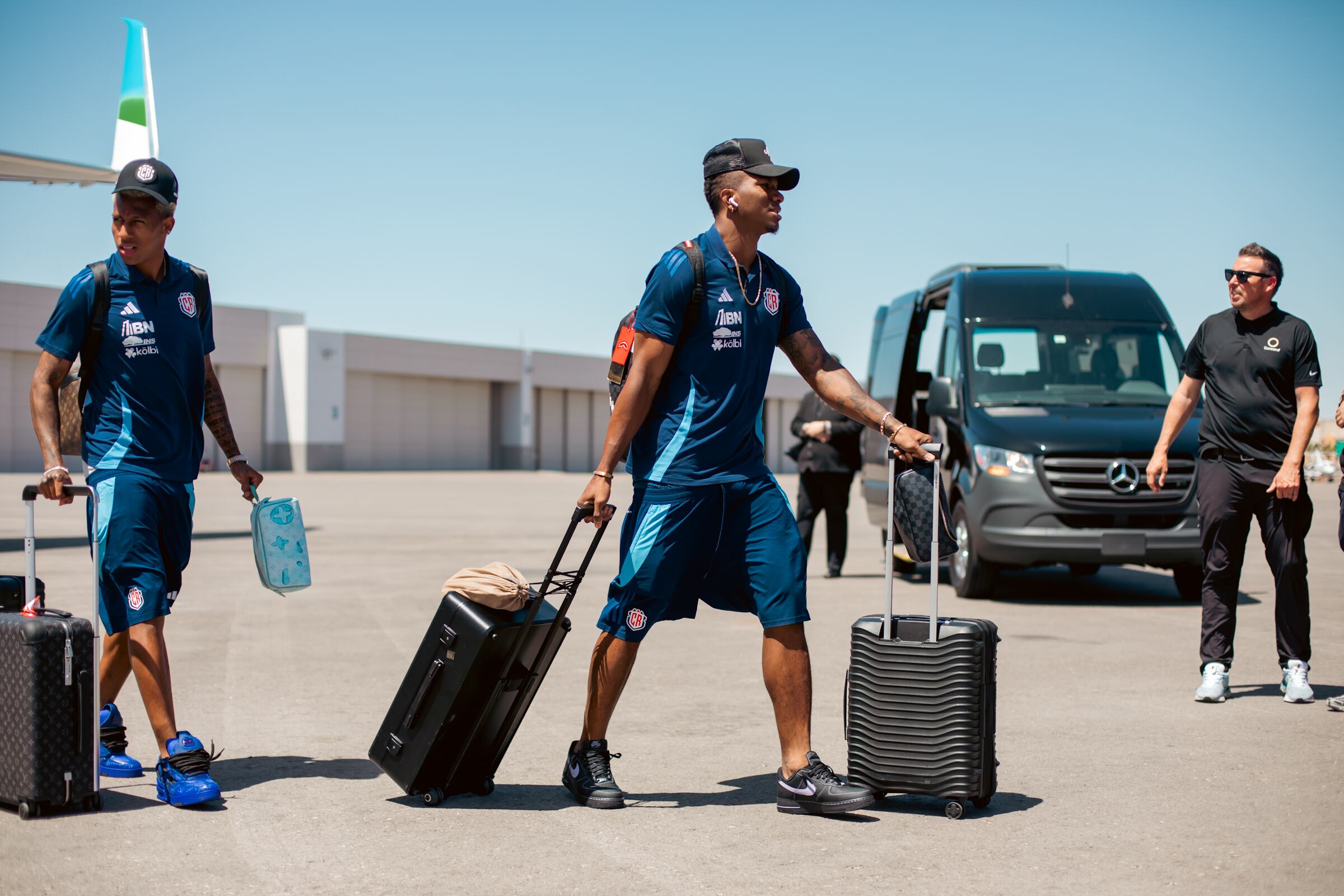 La Selección de Costa Rica viajó en un chárter a Las Vegas. Josimar Alcócer y Jeyland Mitchell se enfilan a ser titulares contra México.