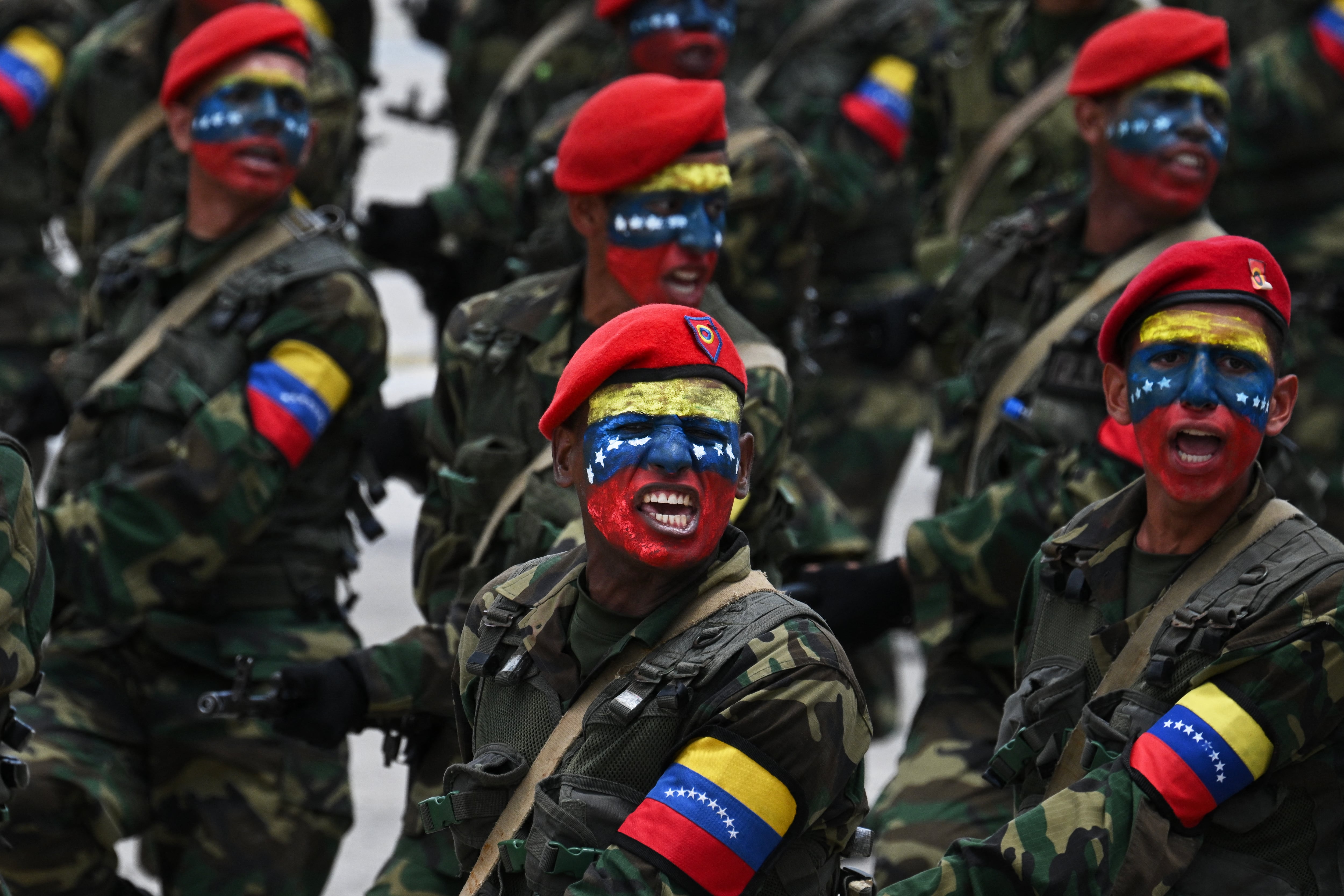 Venezuela cuenta con más de 340.000 efectivos entre militares, milicianos y reservistas, integrados en una Fuerza Armada con equipos variados y antiguos.
