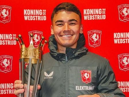 Manfred Ugalde fue nombrado jugador del partido ante el AZ Alkmaar.