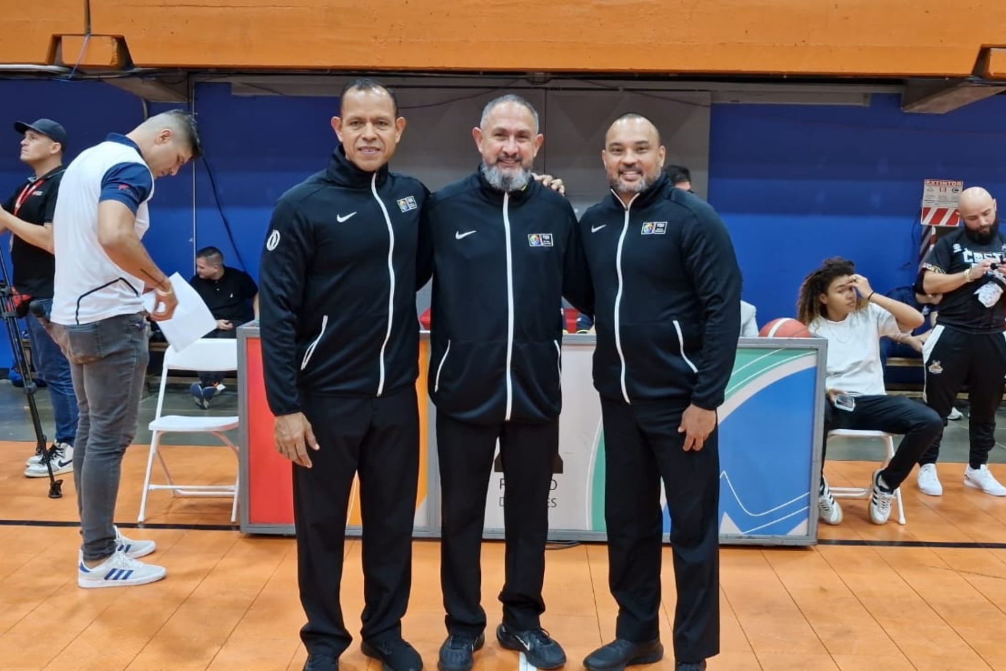 Tras 35 años como árbitro profesional, Marlon Blanco (al centro) se despide del arbitraje acompañado por su equipo arbitral en la final de la LSB 2025.