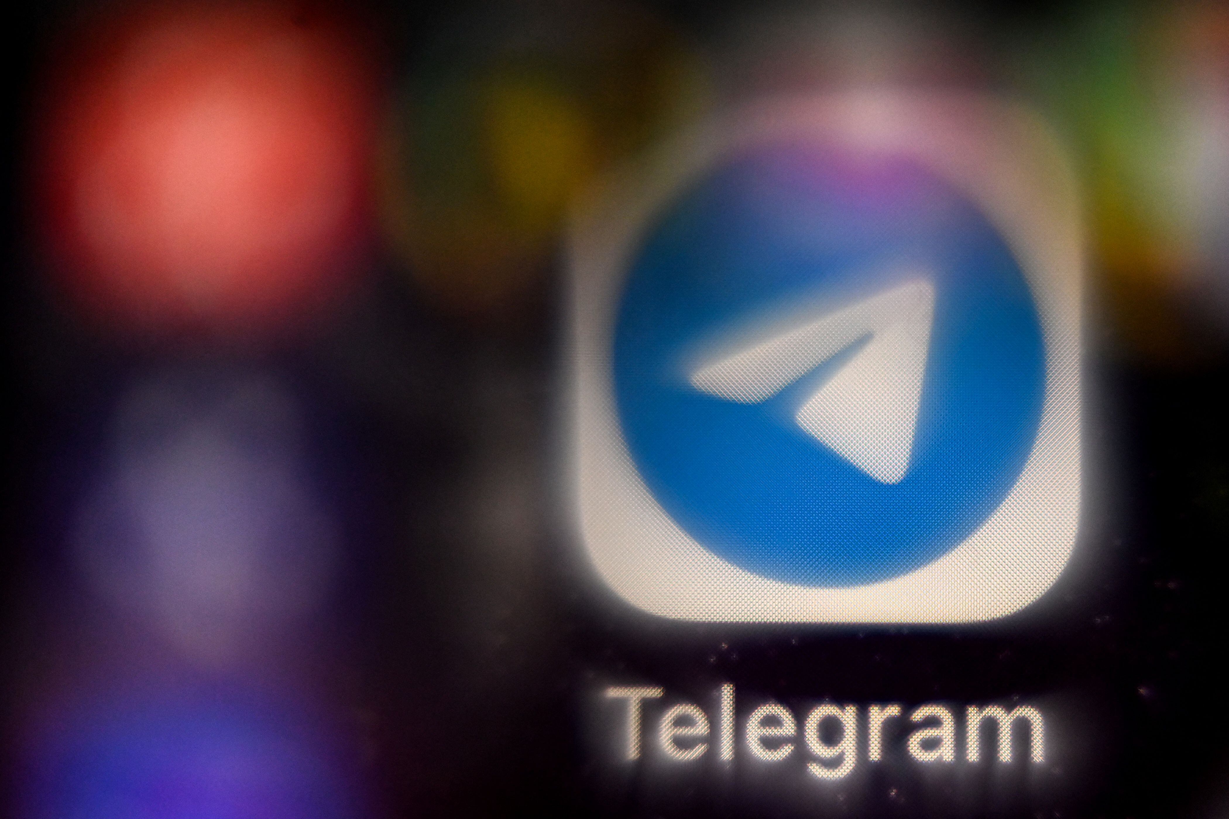 Logo de Telegram en pantalla de teléfono móvil, con fondo desenfocado, representando la aplicación de mensajería instantánea.