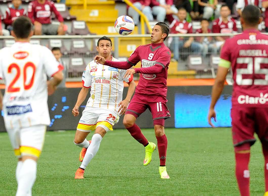 Marvin Angulo intenta dominar el balón frente a Belén.