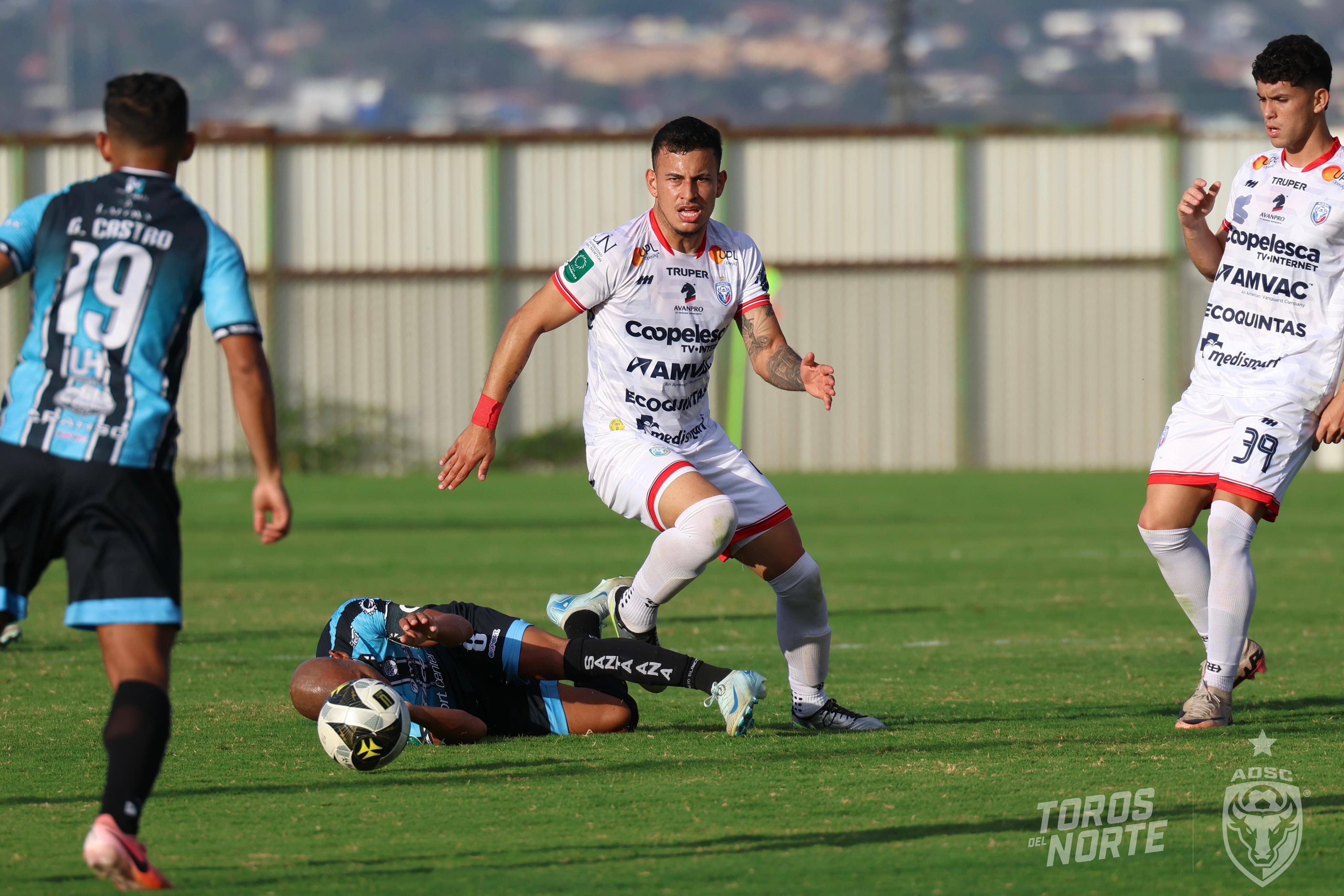 Santa Ana sigue sin conocer la victoria y apenas pudo rescatar un empate ante San Carlos. Prensa SC.