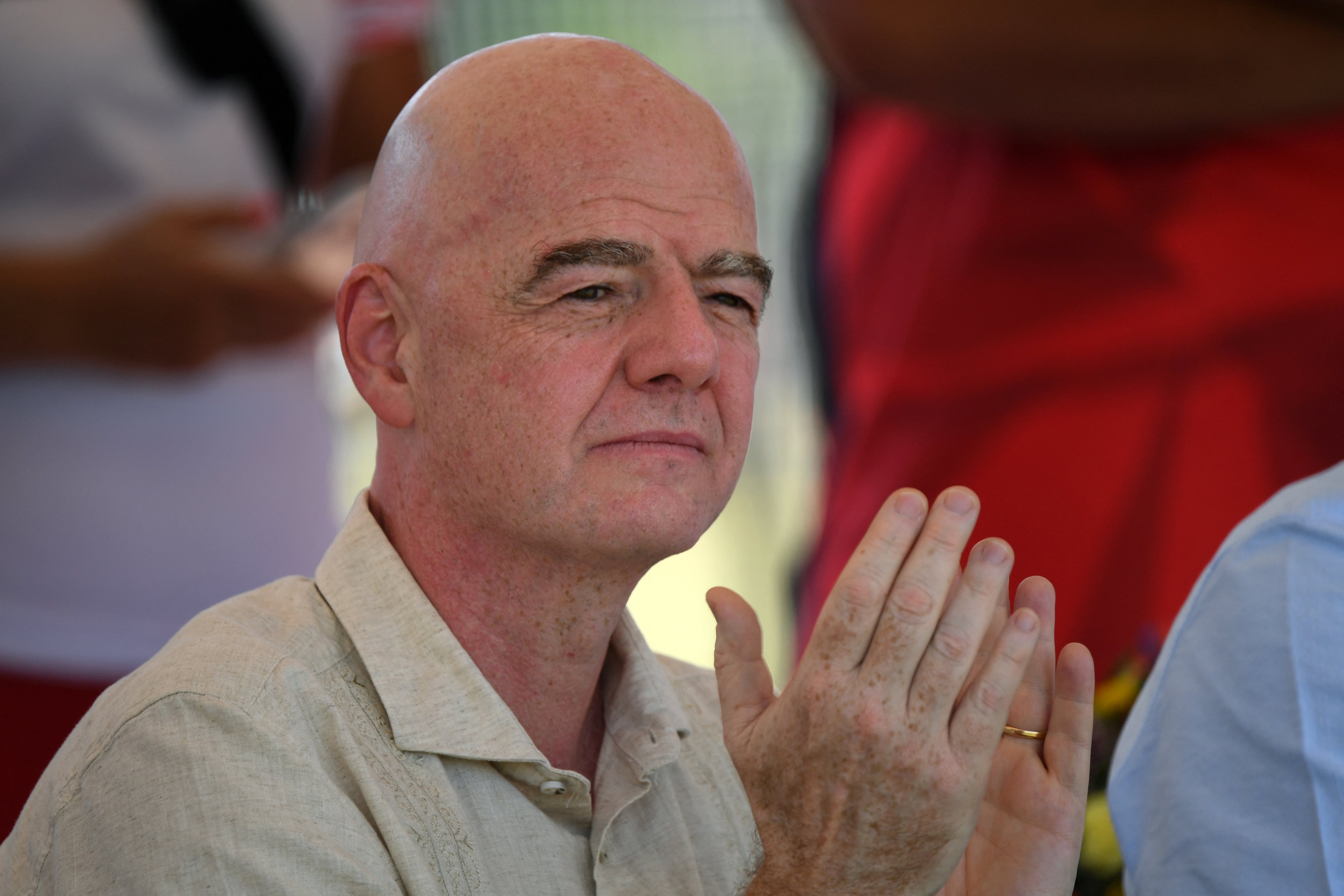 El presidente de la FIFA, Gianni Infantino aplaude durante una visita del 7 de agosto a Colombia, donde acudió a la toma de posesión del nuevo mandatario, Ricardo de la Espriella.