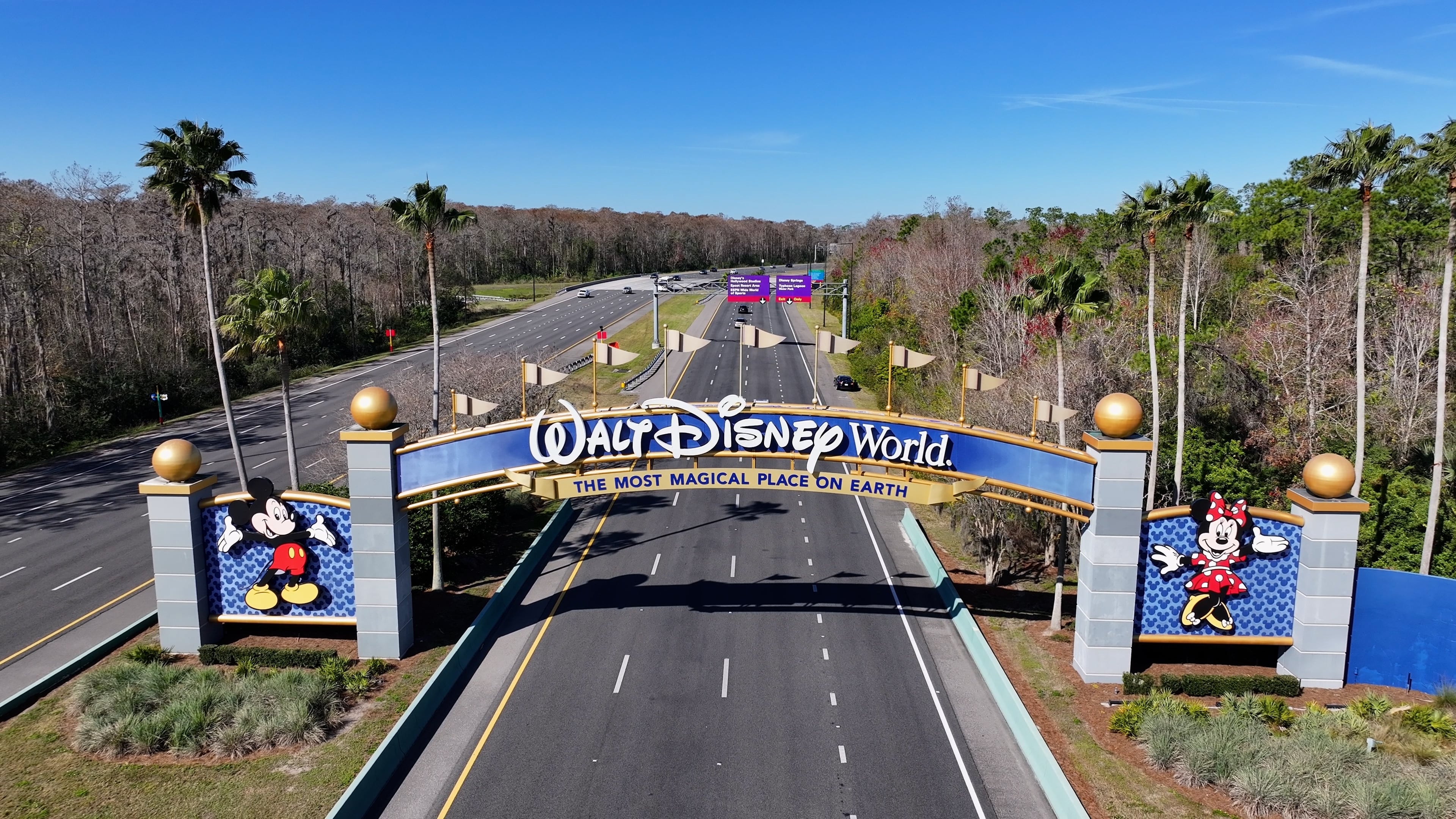 en la imagen, la entrada a Disney World