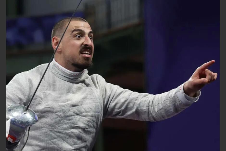 Sandro Bazadze se enfureció cuando quedó eliminado en el esgrima de los Juegos Olímpicos de París 2024.