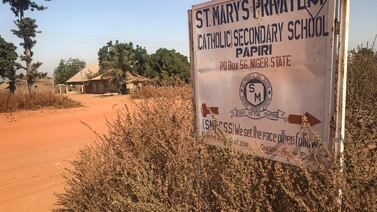 Nigeria: 50 estudiantes escapan tras secuestro masivo en escuela católica; aún hay cientos retenidos