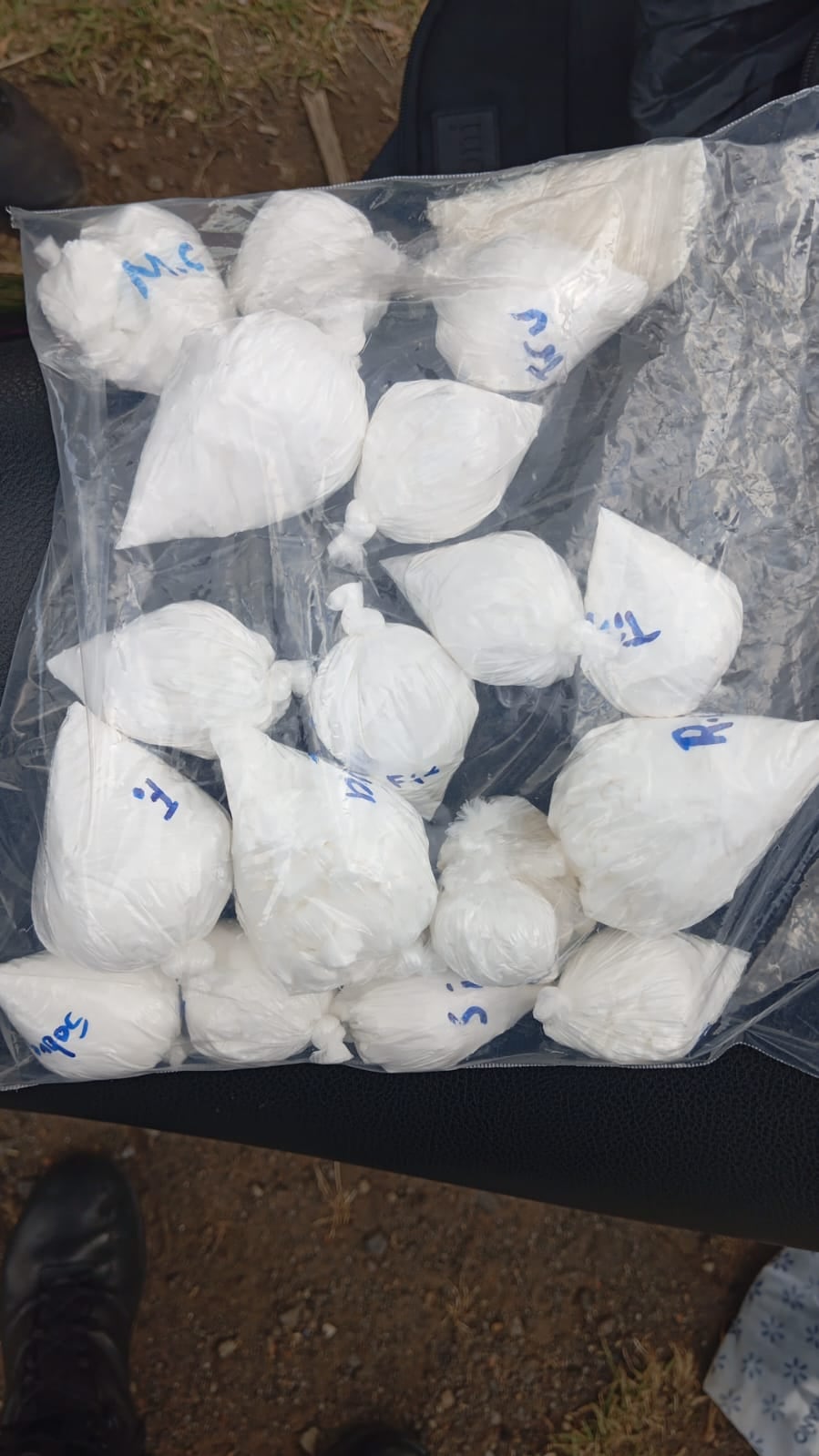 A Moraga Rojas le decomisaron un kilo de cocaína ya dosificado y listo para la venta. Cada pequeño empaque llevaba escrito el alias de varios detenidos este martes como parte del Plan Escudo ejecutado por la Fiscalía y el OIJ de Grecia.