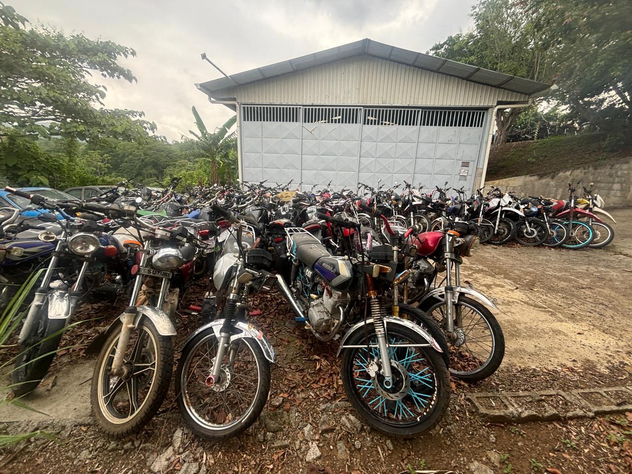 Motocicletas son acumuladas una tras otra luego de que sus dueños decidieran no reclamarlas