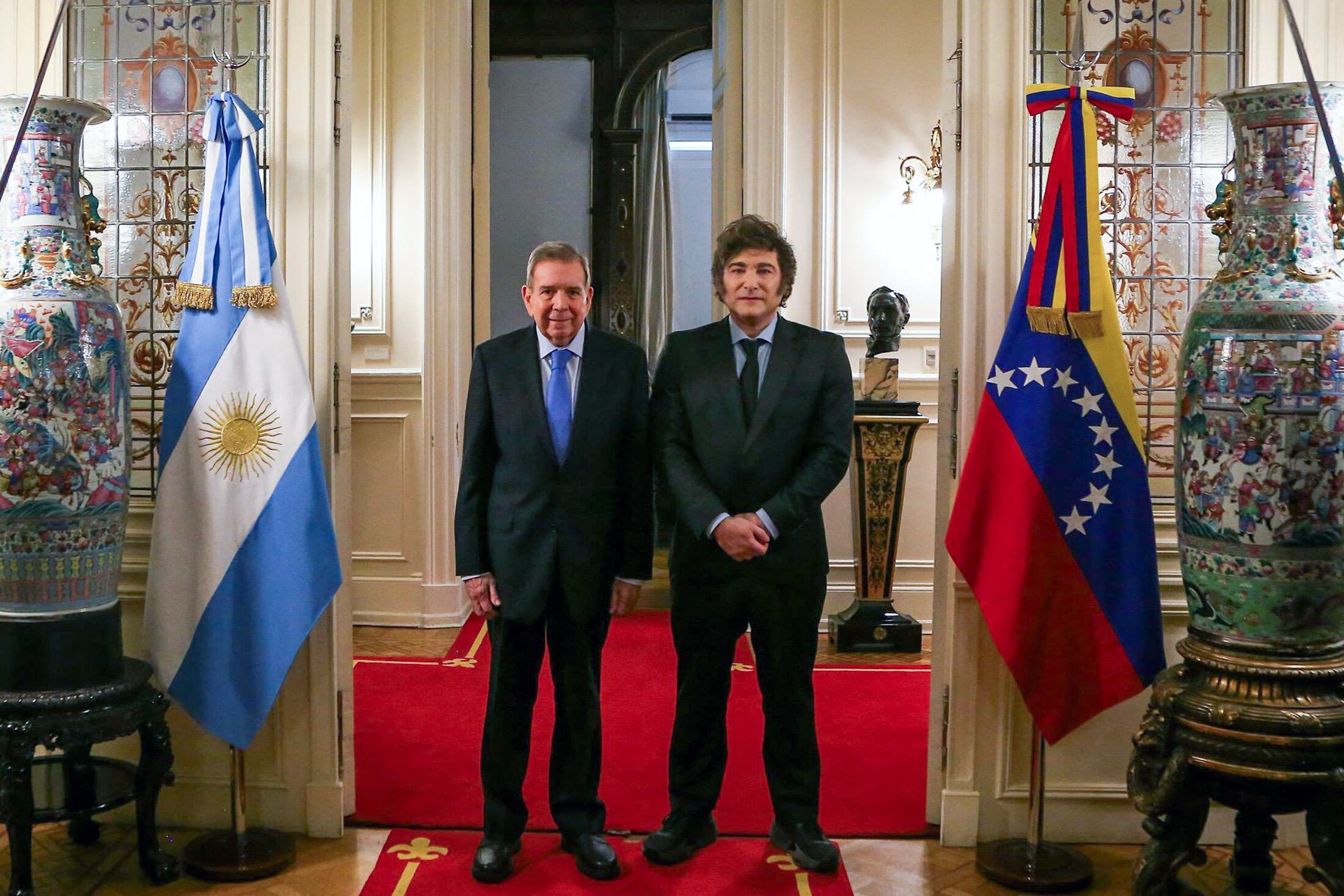 Edmundo González Urrutia, líder opositor venezolano, y Javier Milei, presidente de Argentina, posan junto a las banderas de Venezuela y Argentina en la Casa Rosada durante una reunión oficial en Buenos Aires, el 4 de enero de 2025.