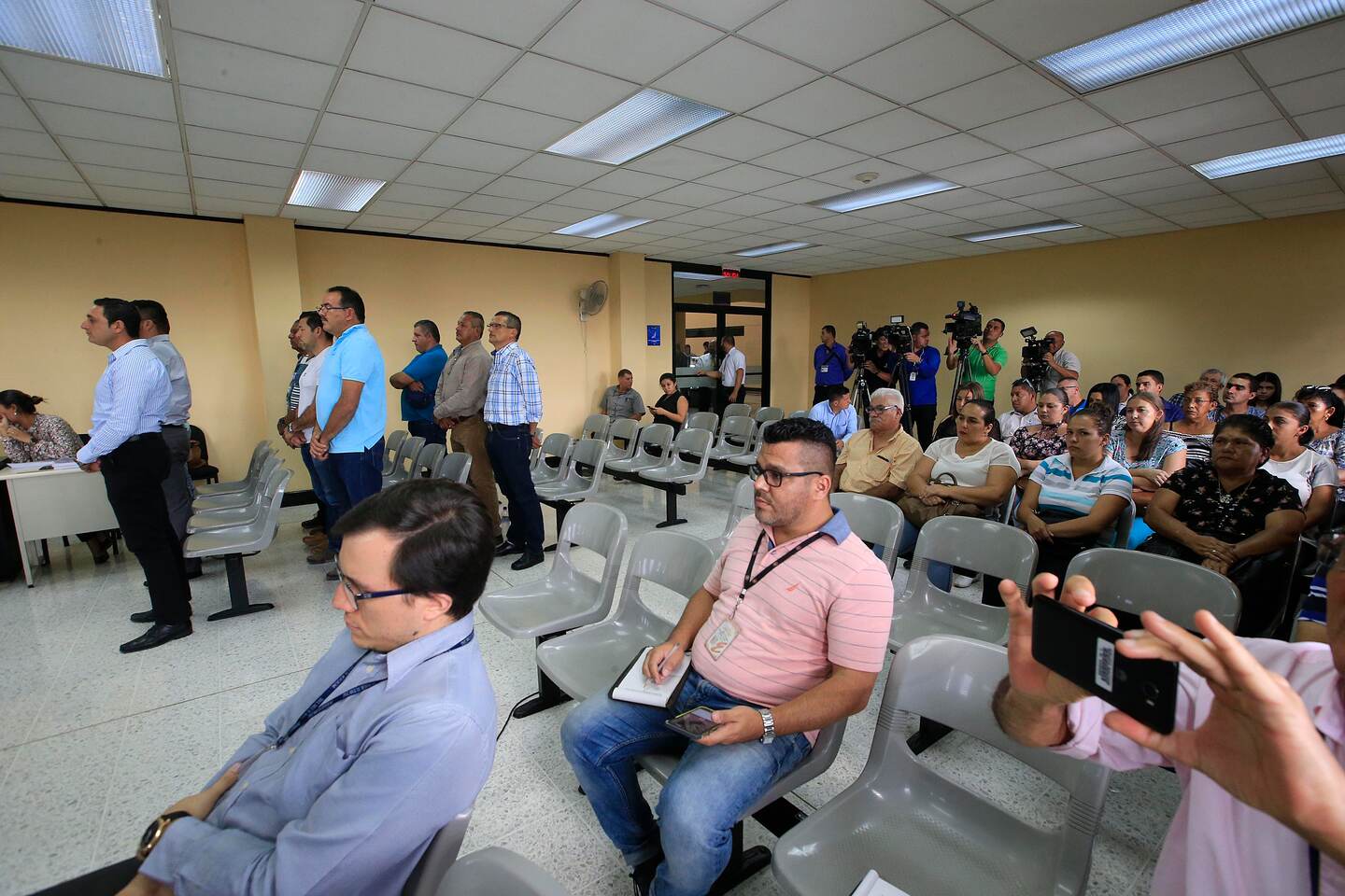 Diez policías penitenciarios escucharon el por tanyo que los absuelve, en el juicio en que se les acusaba de haber dado muerte al reo Johel Araya, en el 2011, en La Reforma. Foto: Rafael Pacheco