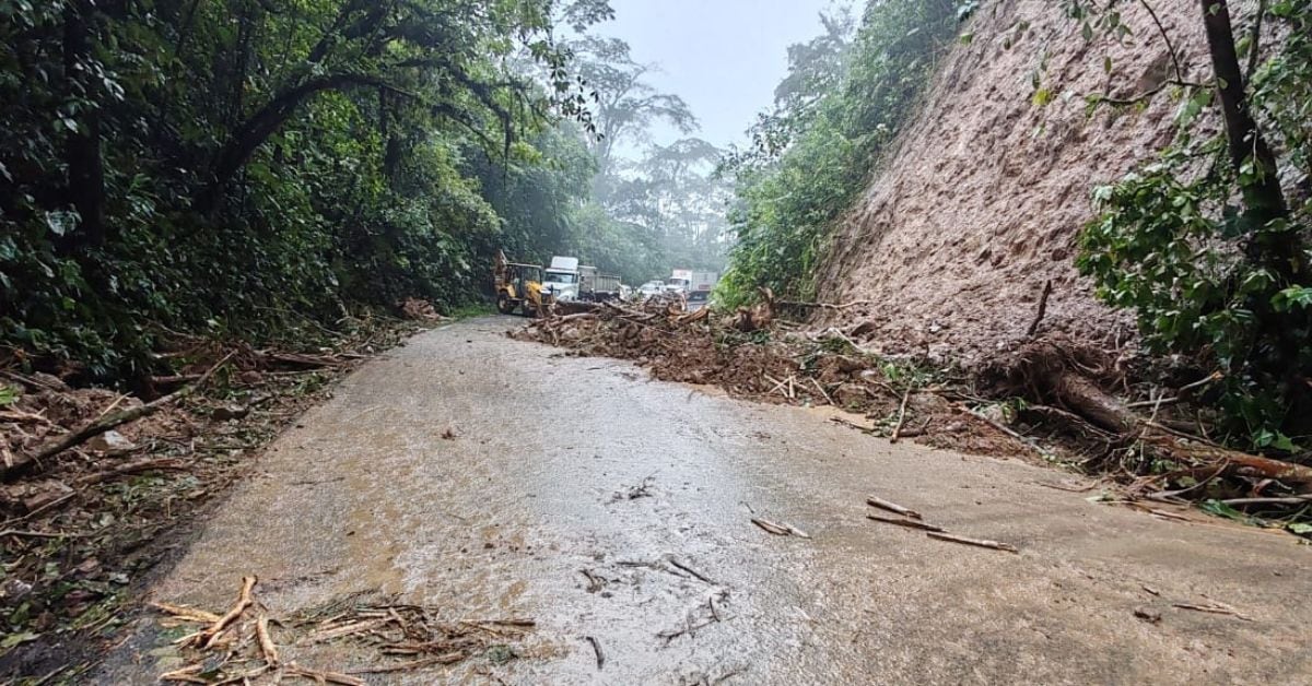 Un importante derrumbe que cayó sobre el kilómetro 29 en la ruta 32 impedirá el tránsito por esta vía durante la noche de este martes 30 de julio. El desprendimiento de material fue tal que las labores reanudarán hasta primera hora de mañana miércoles. (Foto: Ministerio de Obras Públicas y Transportes)