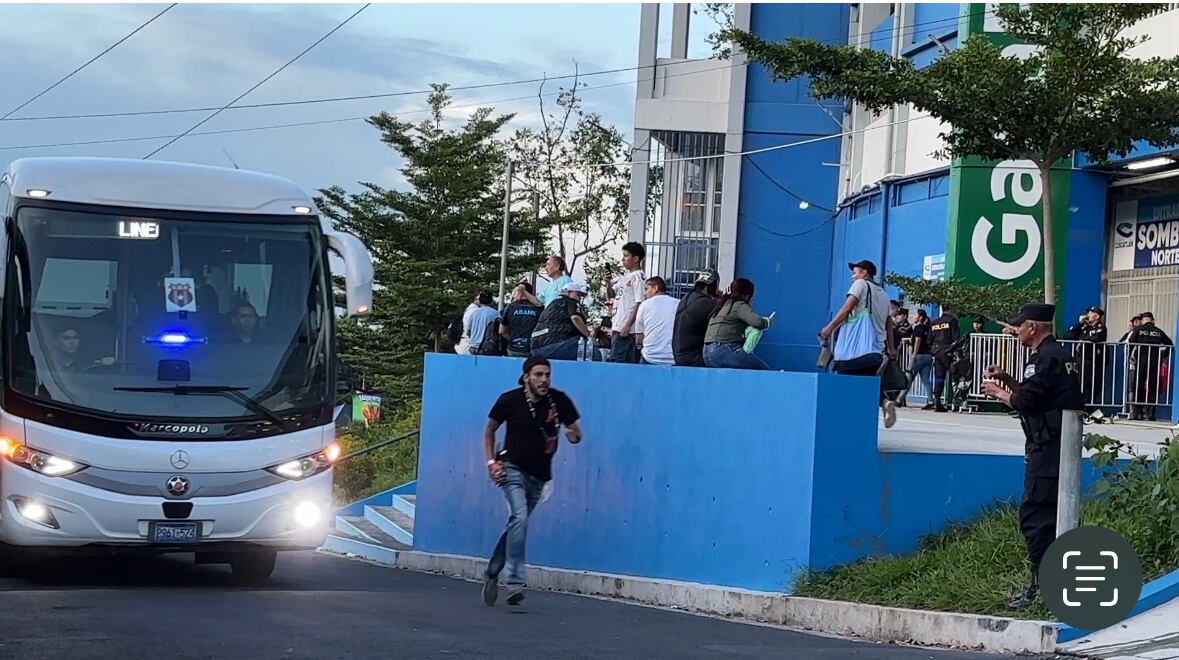 Liga Deportiva Alajuelense llegó al Estadio Cuscatlán, en El Salvador, para el partido contra Alianza.