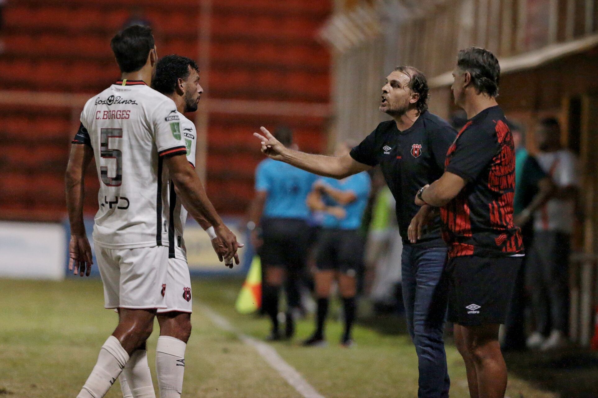 01/172023/ Juego entre Puntarenas FC vs Liga Deportiva Alajuelense por la jornada 02 del torneo clausura de la Liga Promerica en el estadio Lito Pérez / Foto John Durán