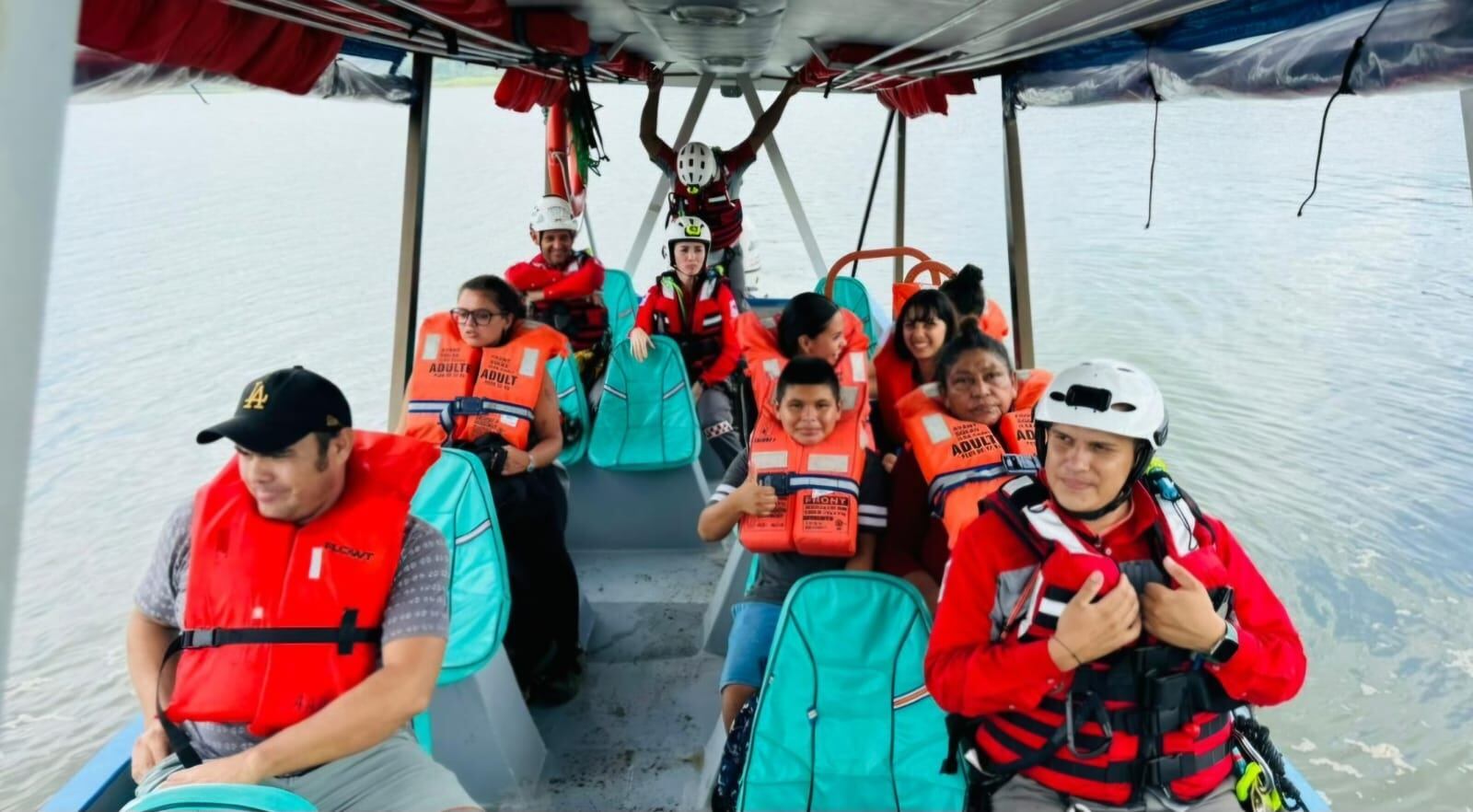 Socorristas trasladaron este jueves en lancha a los ocupantes de un bus atrapado entre deslizamientos cerca del lago Arenal, San Carlos. Foto: Edgar Chinchilla.