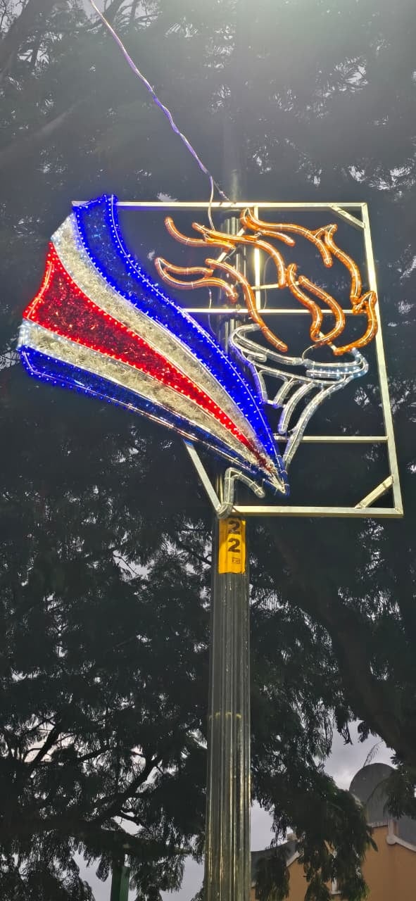 Luces patrias en Alajuela marcan el inicio de las celebraciones del 11 de abril.