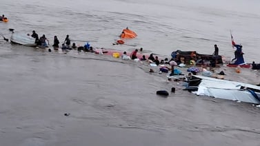 Intensa búsqueda de 30 desaparecidos tras alud de tierra con 12 muertos en puerto de Perú