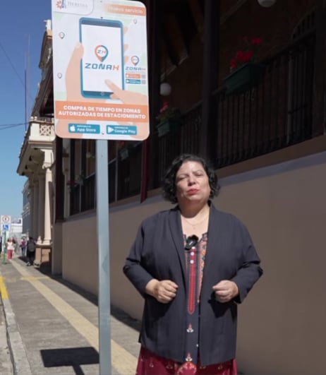 Alcaldesa de Heredia, Ángela Aguilar, presenta nueva aplicación para parqueo en ese cantón.