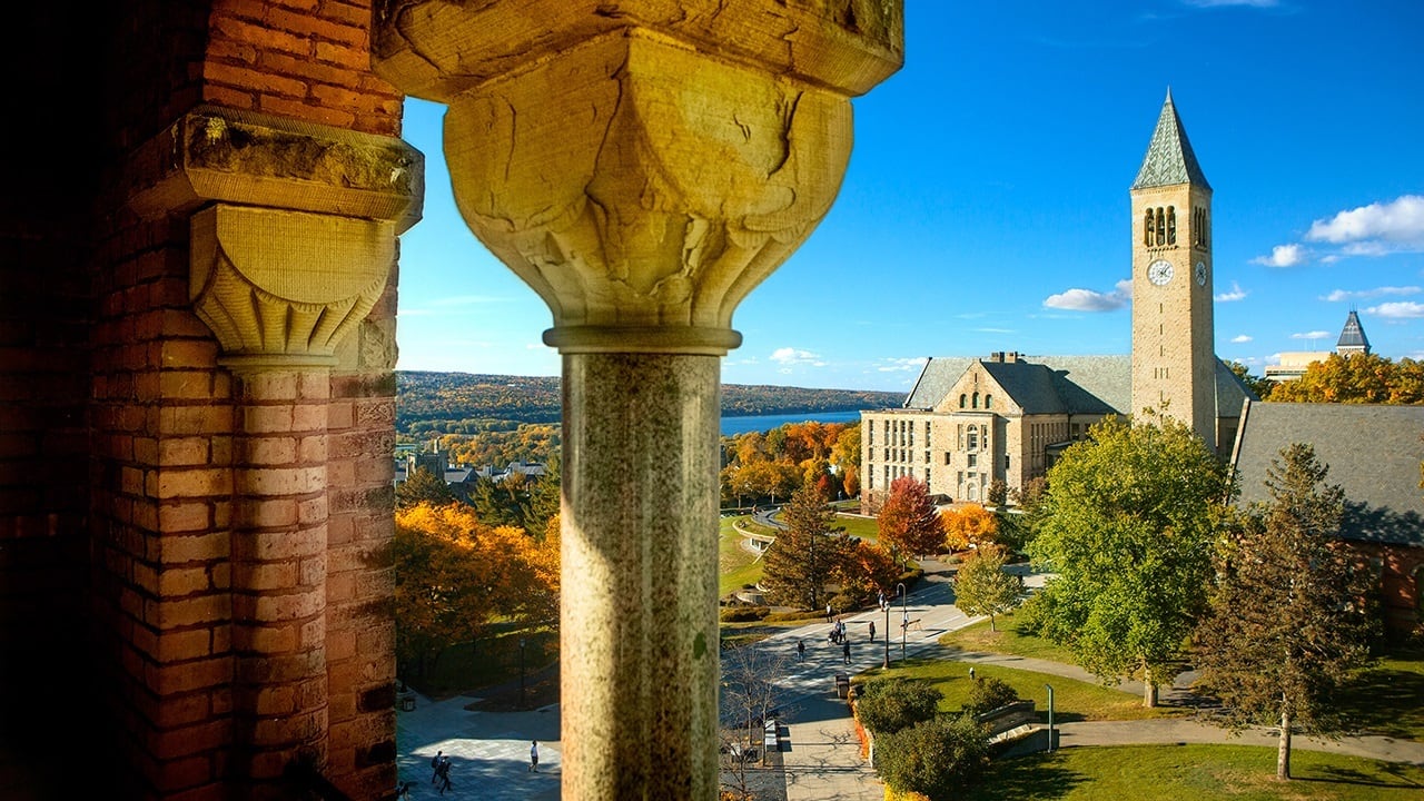 Michael Kotlikoff, rector de la Universidad de Cornell, expresó su respaldo a la nueva investigación sobre la denuncia de violación en grupo ocurrida en una fraternidad del campus en 2024.