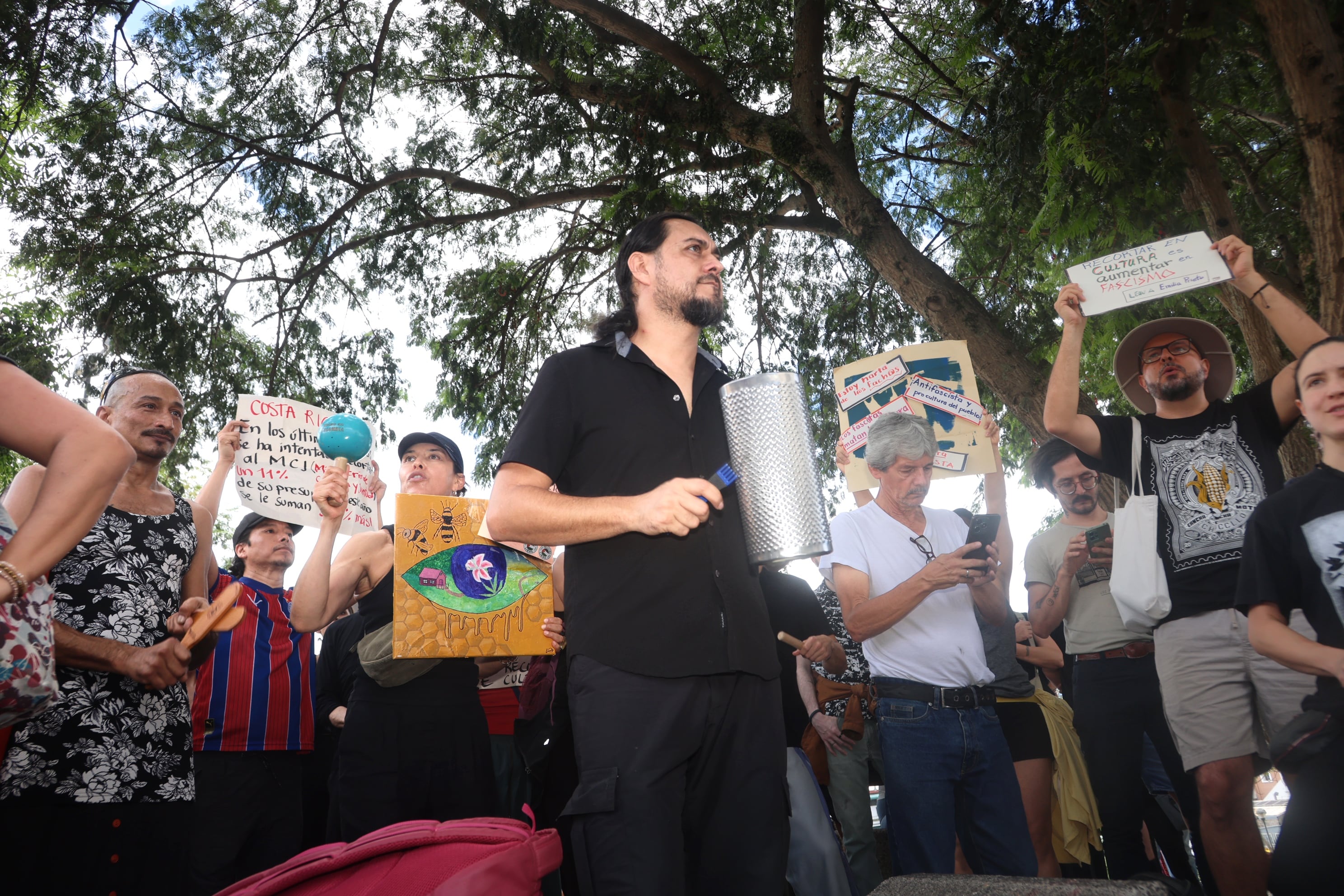 Plantón realizado frente a la asamblea legislativa en contra del recorte a la cultura/ foto John Durán