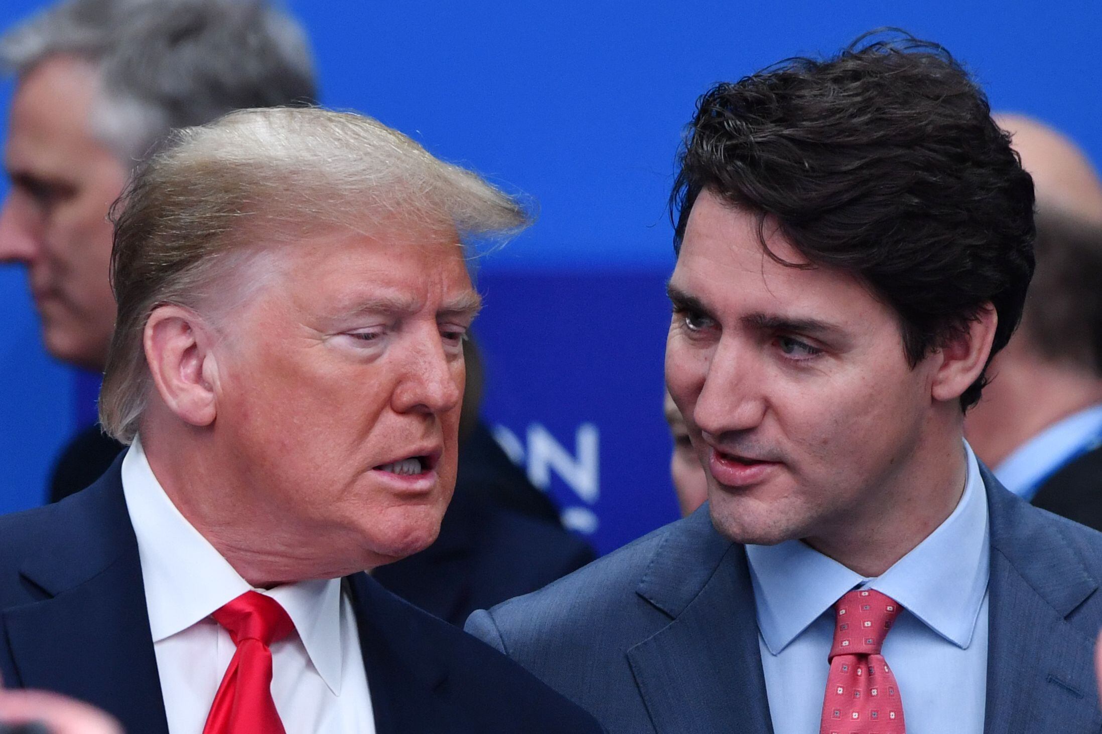 Donald Trump y Justin Trudeau conversan en una cumbre internacional en 2019. Trudeau alertó sobre la posibilidad de que Trump busque anexar Canadá debido a su interés en los recursos naturales del país.
