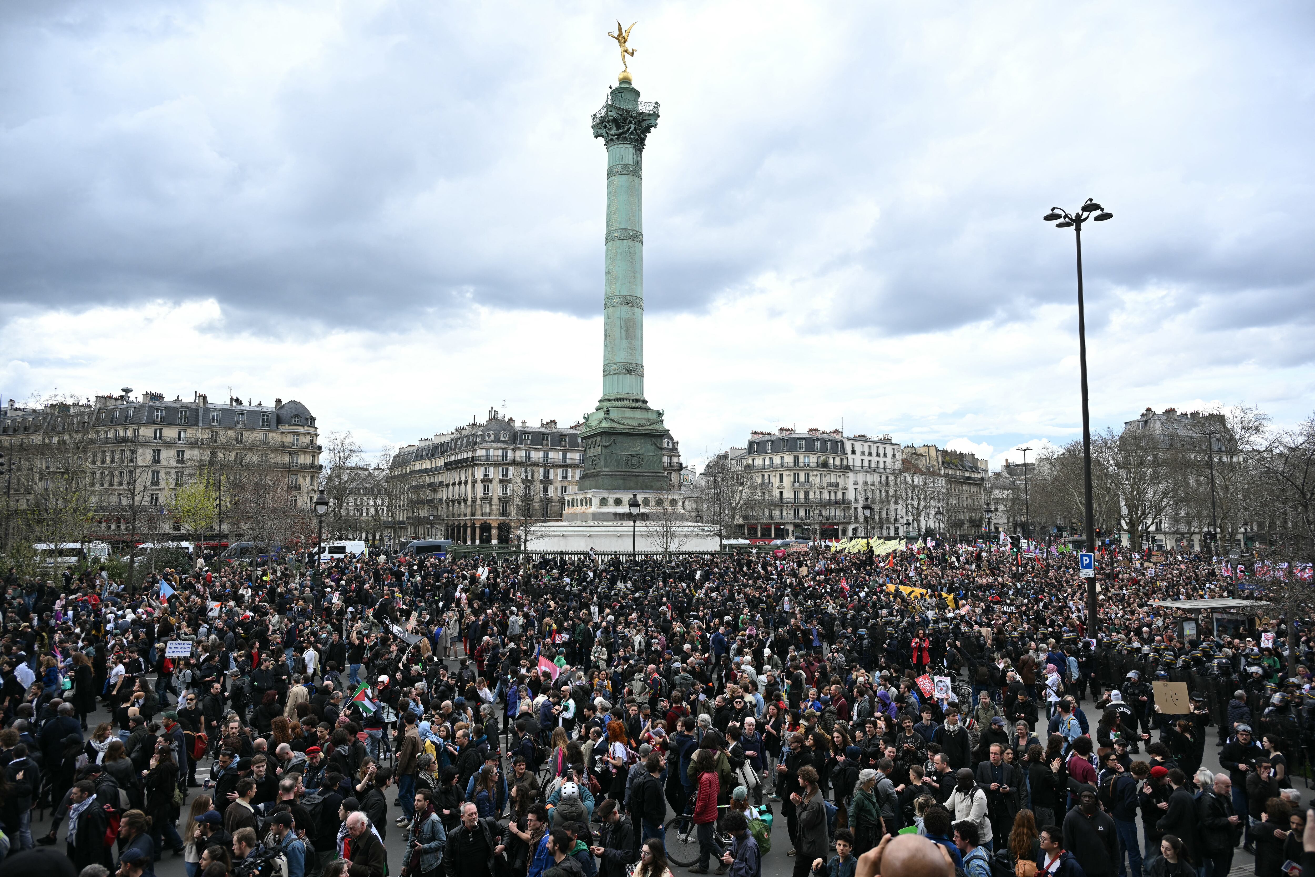 Manifestantes asisten a una manifestación en la Plaza de la Bastilla de París el 22 de marzo de 2025, en el marco del Día Internacional contra el Racismo y el Fascismo.